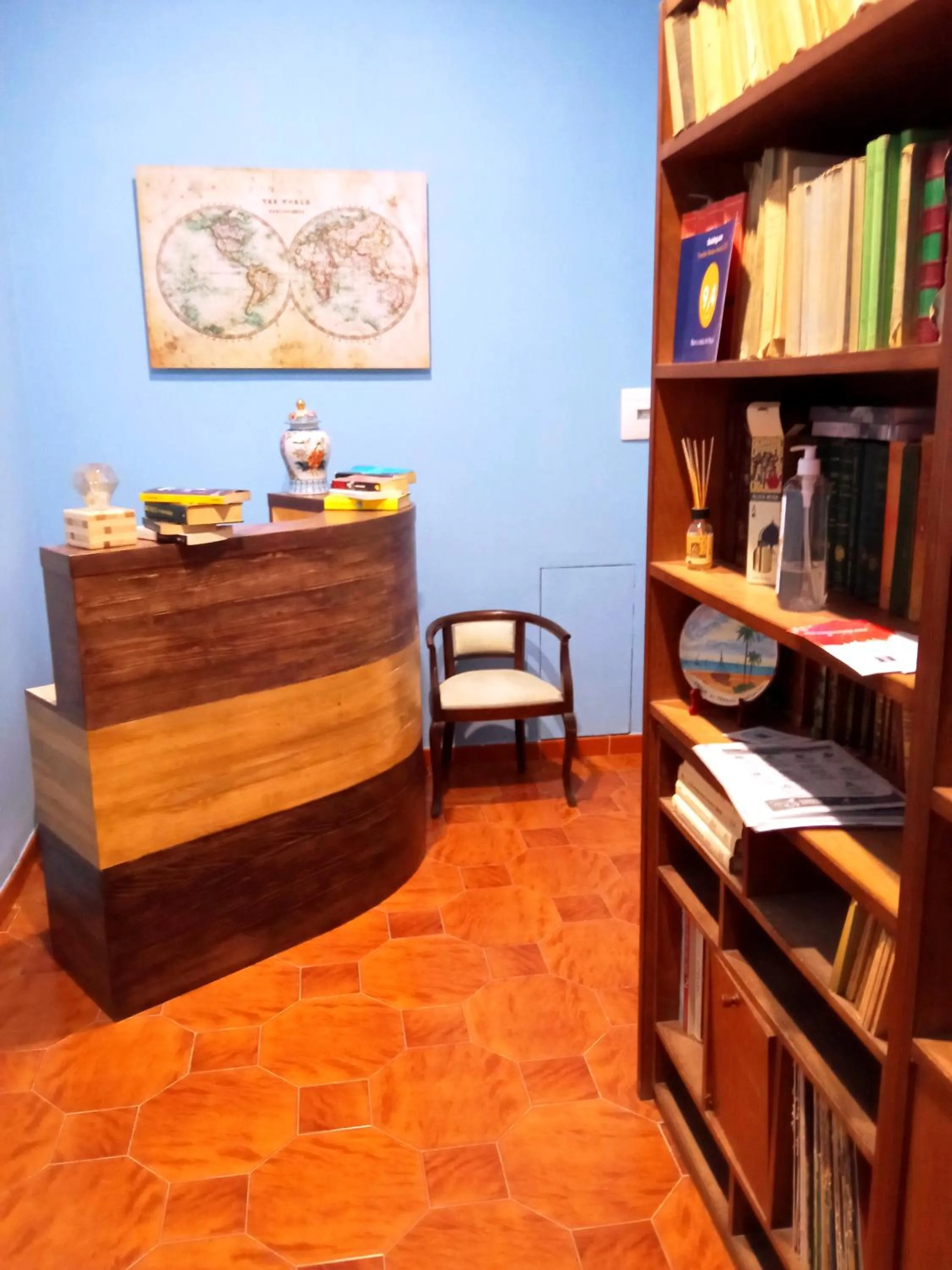 Lobby or reception in Non ci resta che Napoli