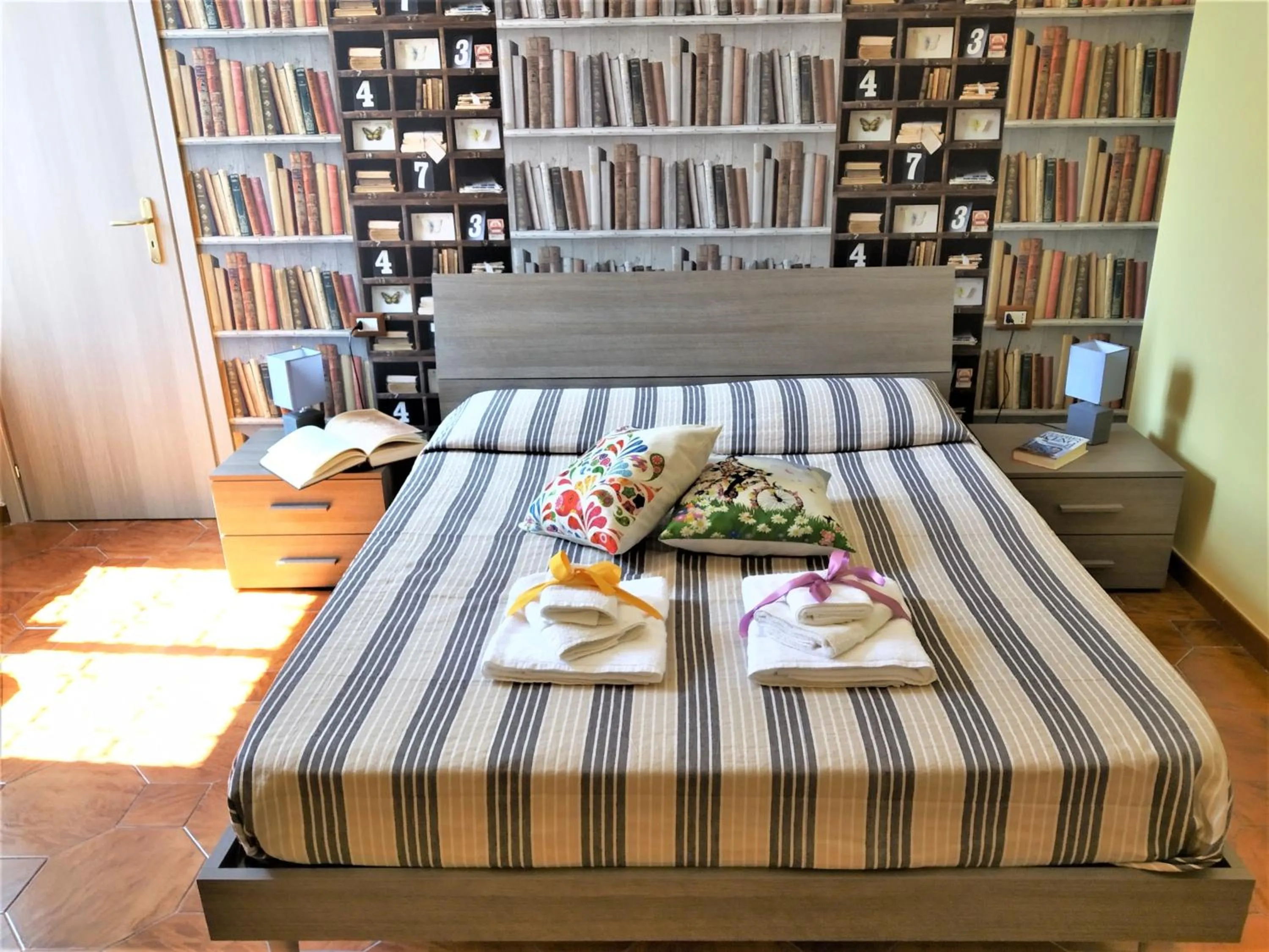Bedroom, Bed in Non ci resta che Napoli