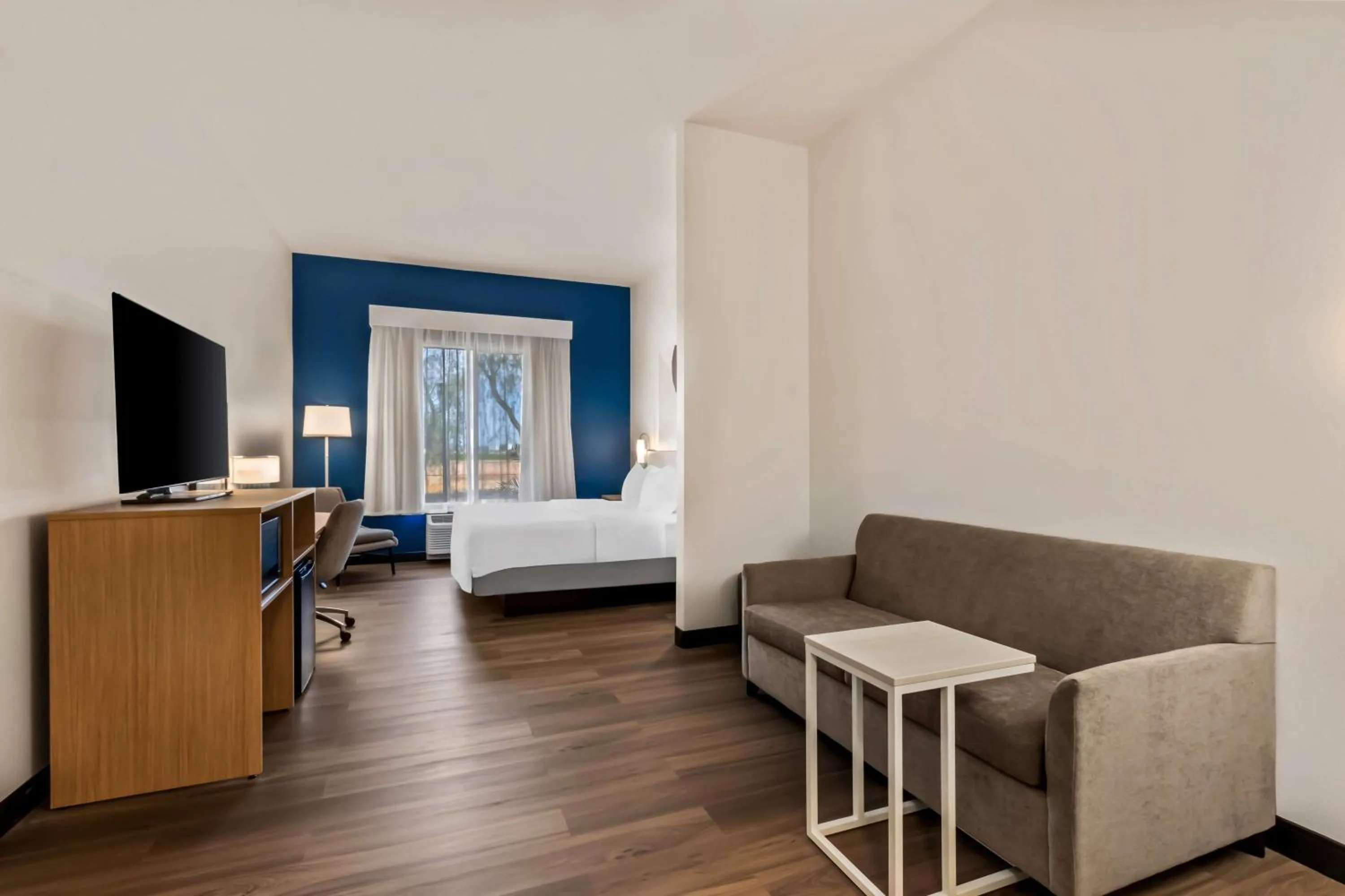 Living room, Bed in Legacy Inn & Suites