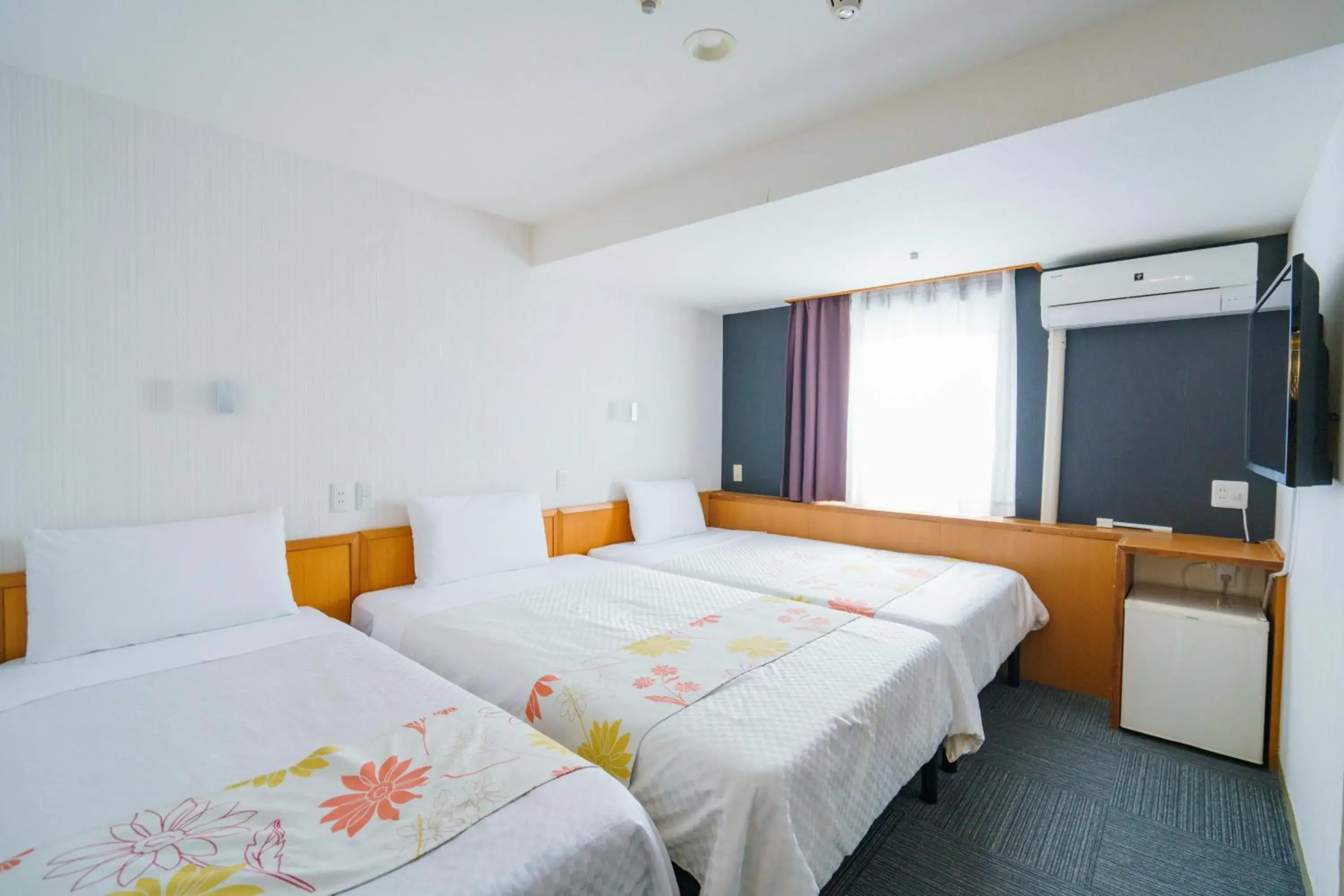 Hollywood Triple Room (3 Beds) - Non-Smoking in Hotel Ocean (Kokusai-Dori) Hollywood Triple Room (3 Beds) - Non-Smoking in Hotel Ocean (Kokusai-Dori)