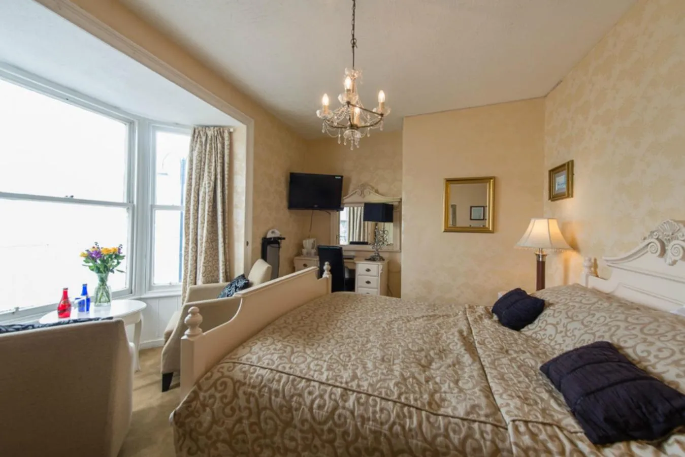 Living room, Bed in Gwesty'r Marine Hotel & Spa