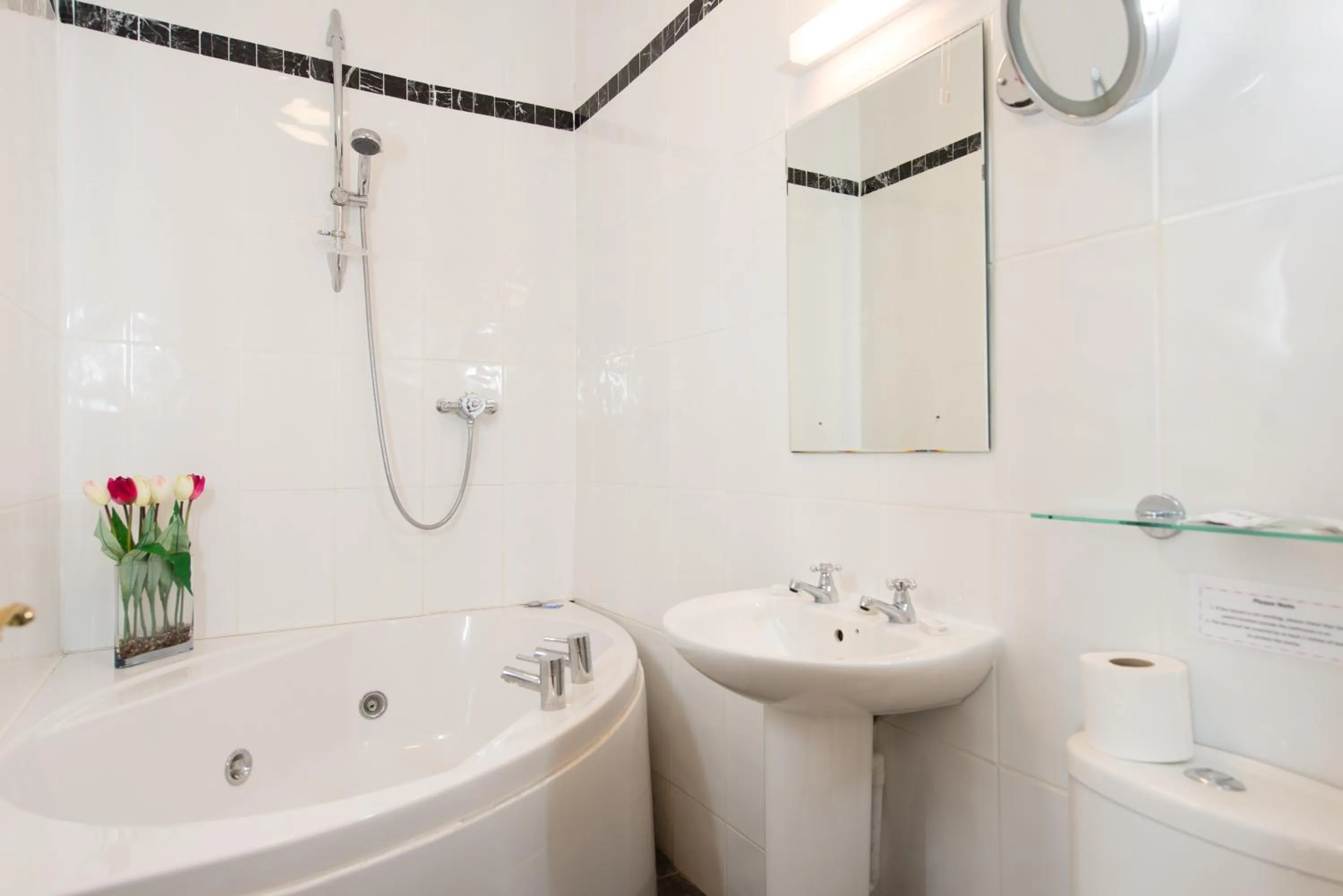 Bathroom in Gwesty'r Marine Hotel & Spa