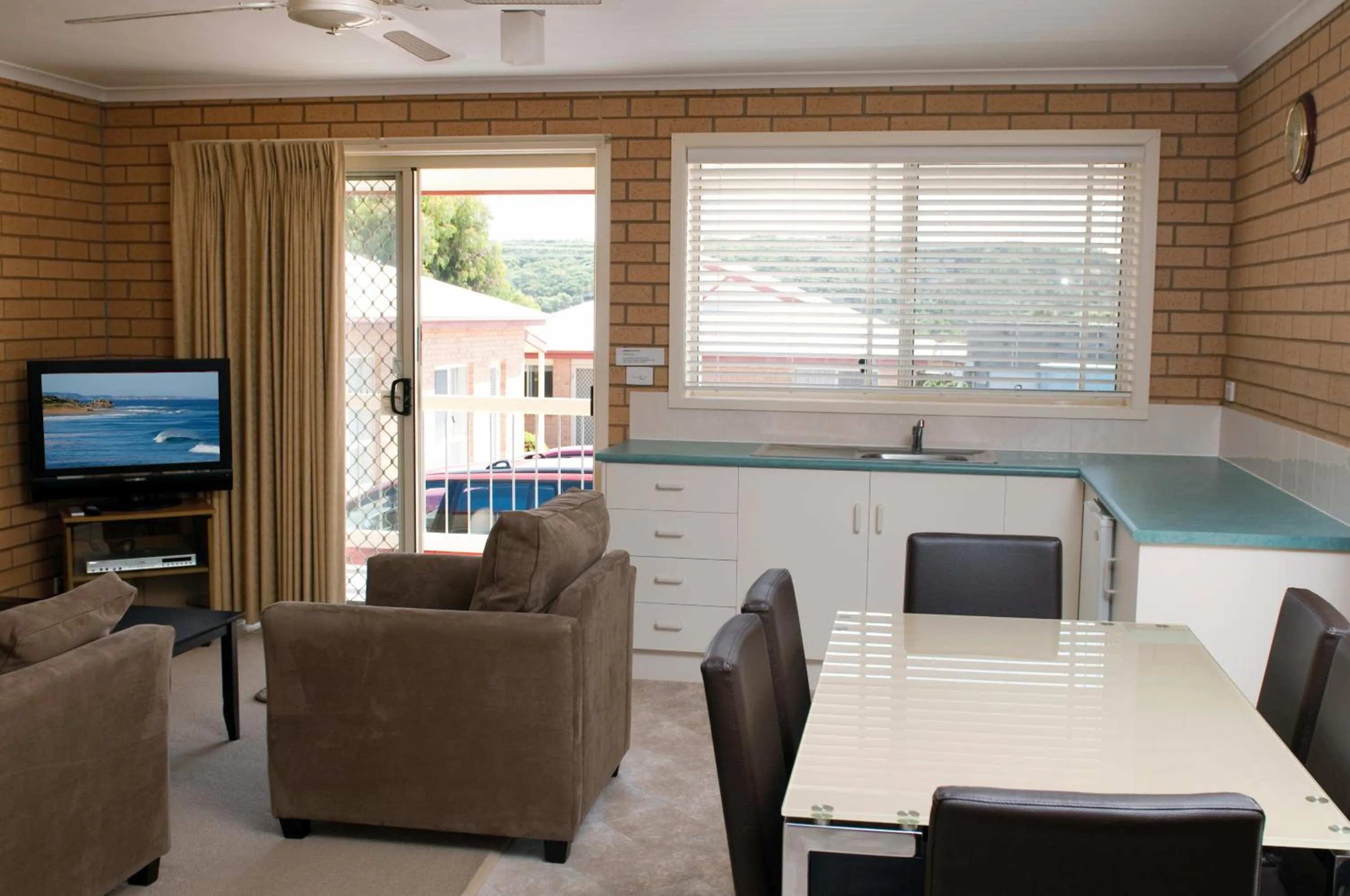 Kitchen or kitchenette in Port Campbell Parkview Motel & Apartments