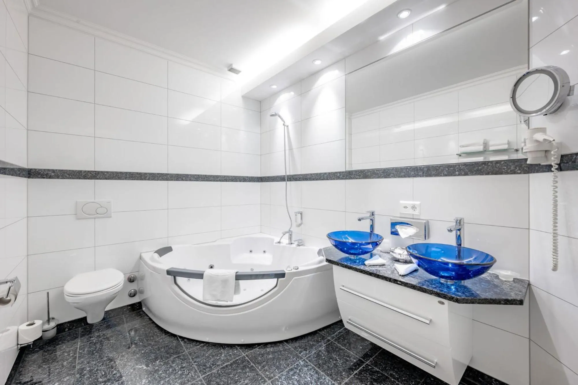 Toilet in Turmhotel Victoria Davos