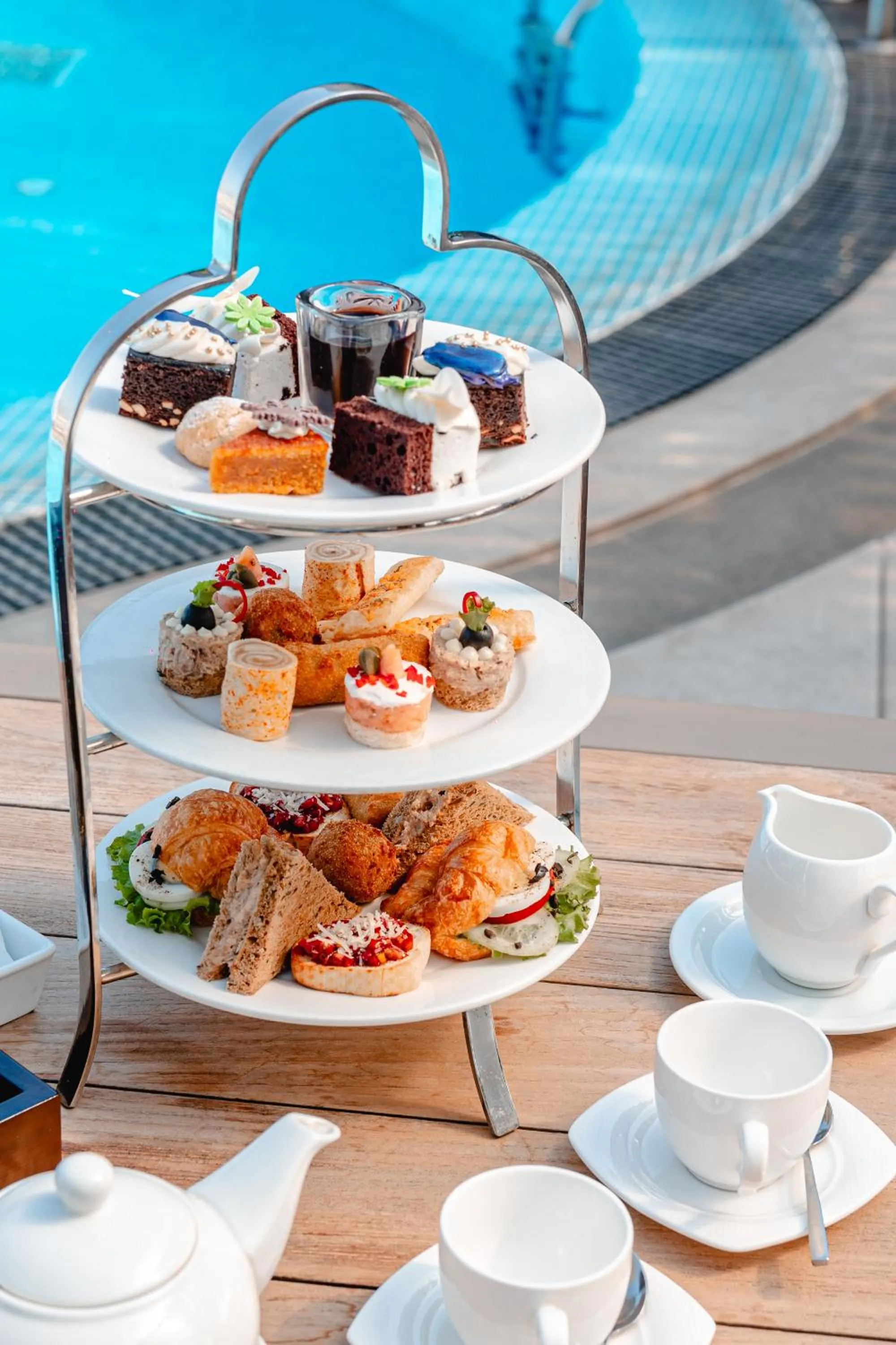 Restaurant/places to eat in The Peninsula Chittagong Limited