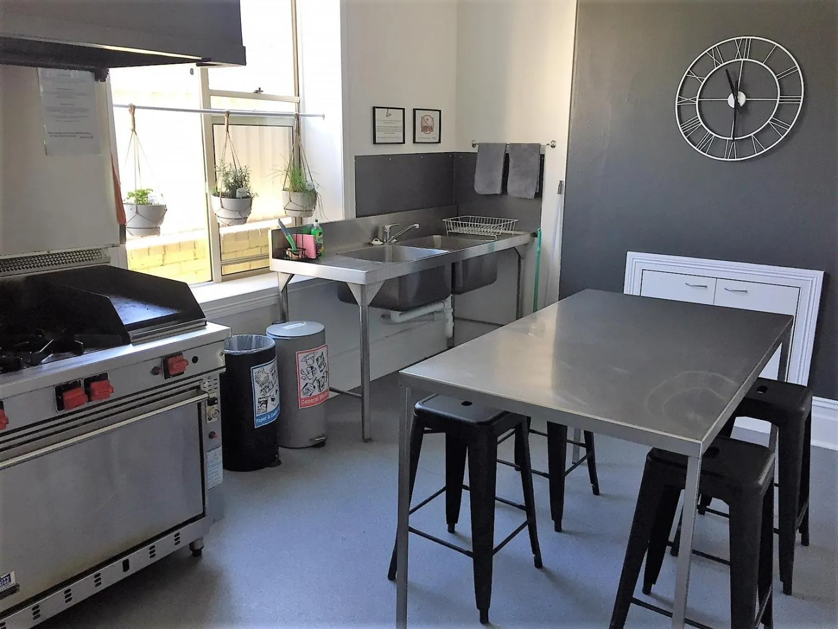 Kitchen or kitchenette in Manly Beach Guesthouse