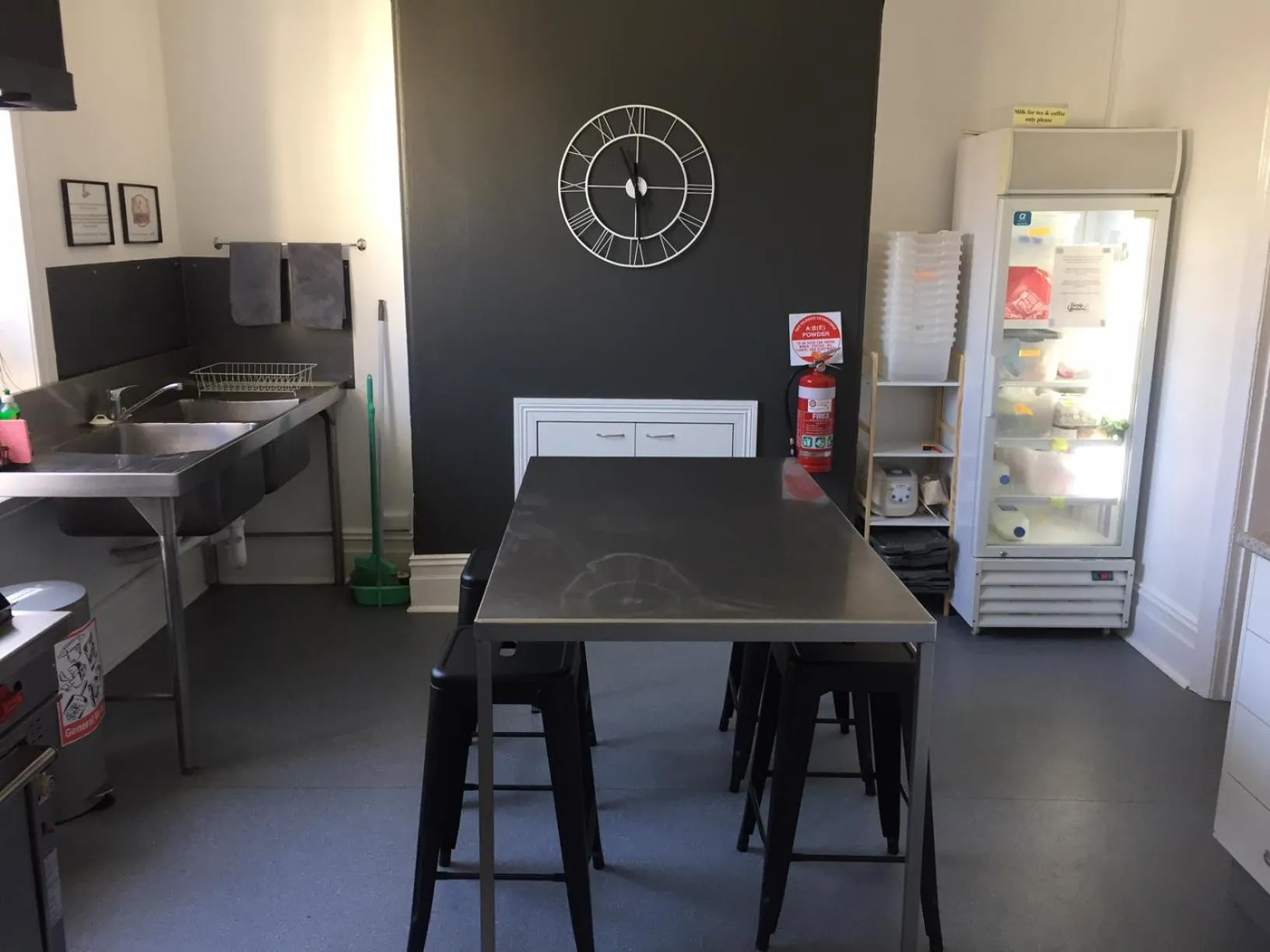 Kitchen or kitchenette in Manly Beach Guesthouse