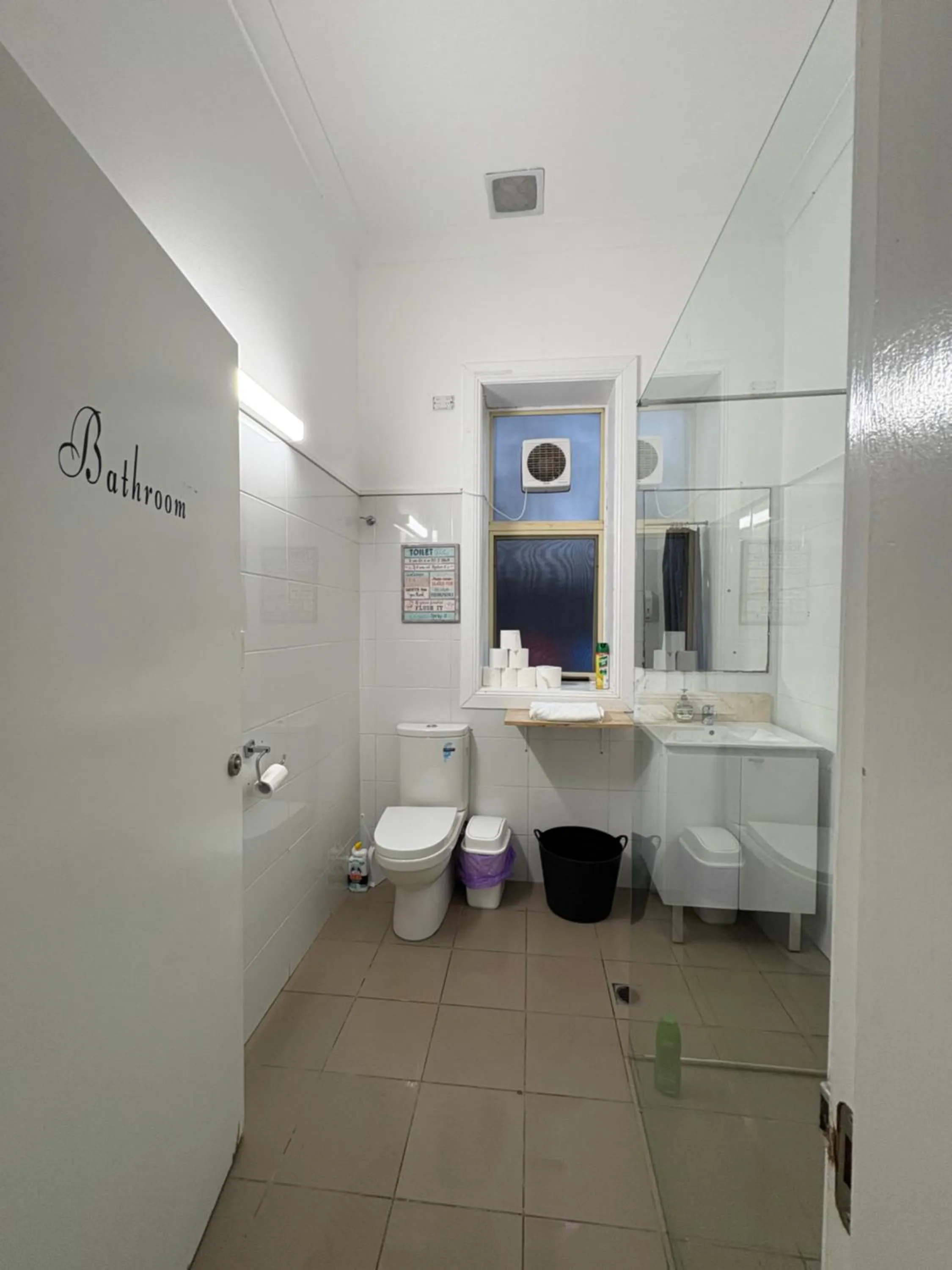 Toilet in Manly Beach Guesthouse