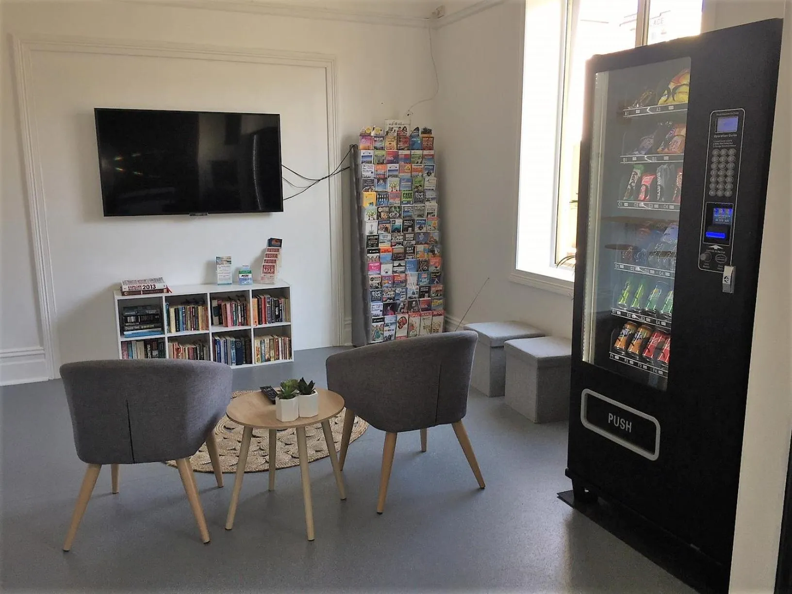 Communal lounge/ TV room in Manly Beach Guesthouse