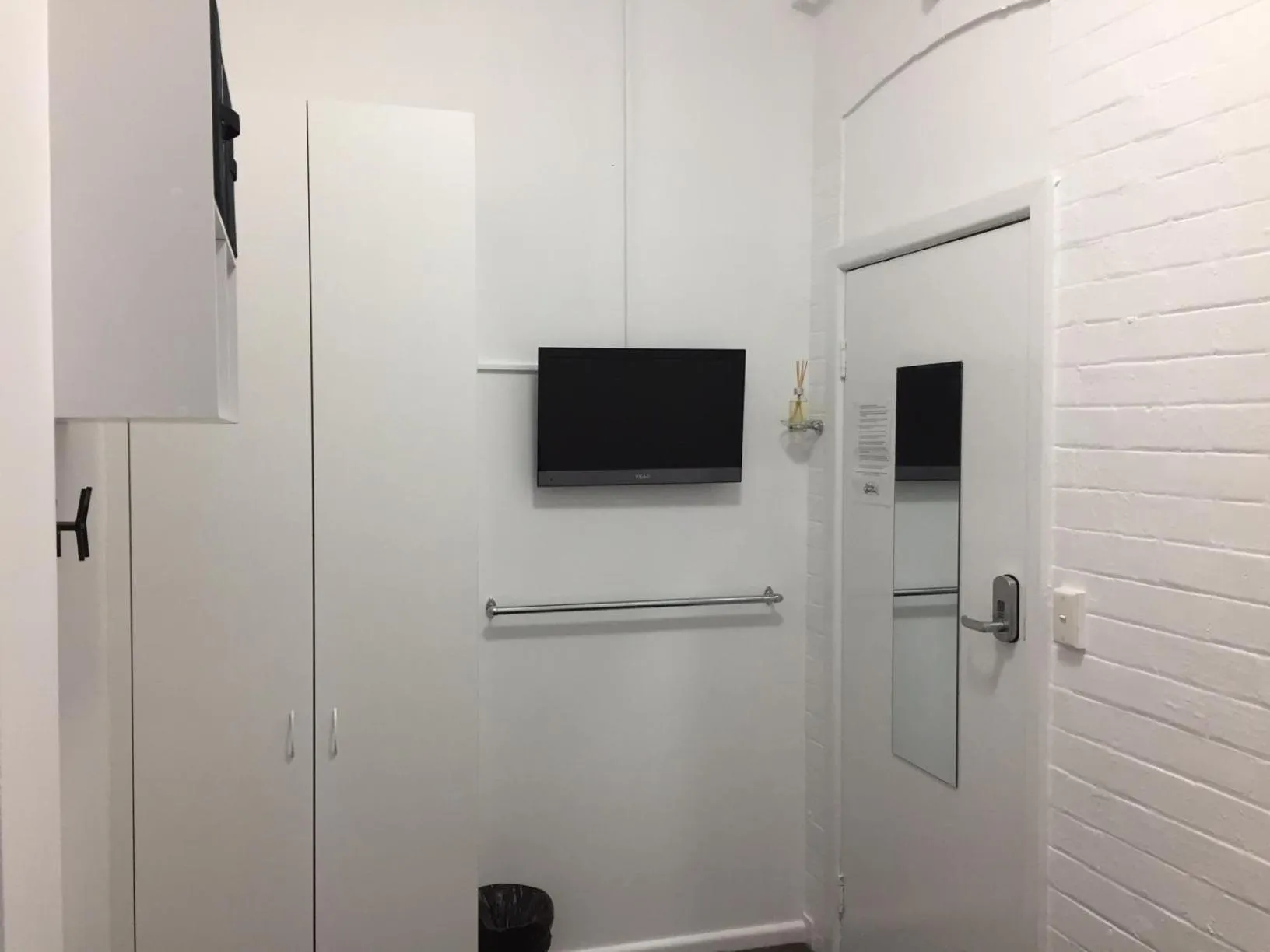 TV and multimedia in Manly Beach Guesthouse