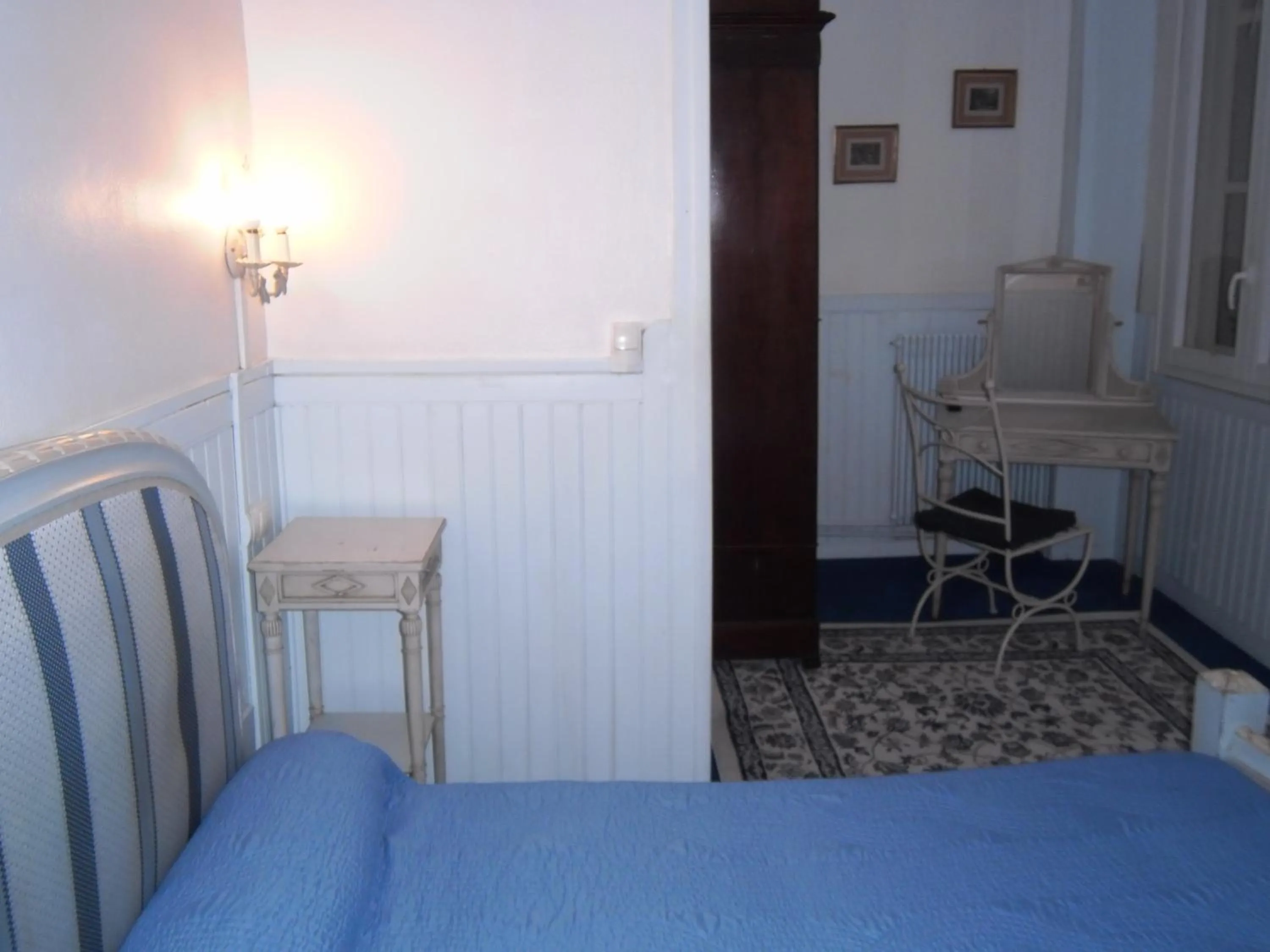 Photo of the whole room, Bed in Hôtel des Arceaux