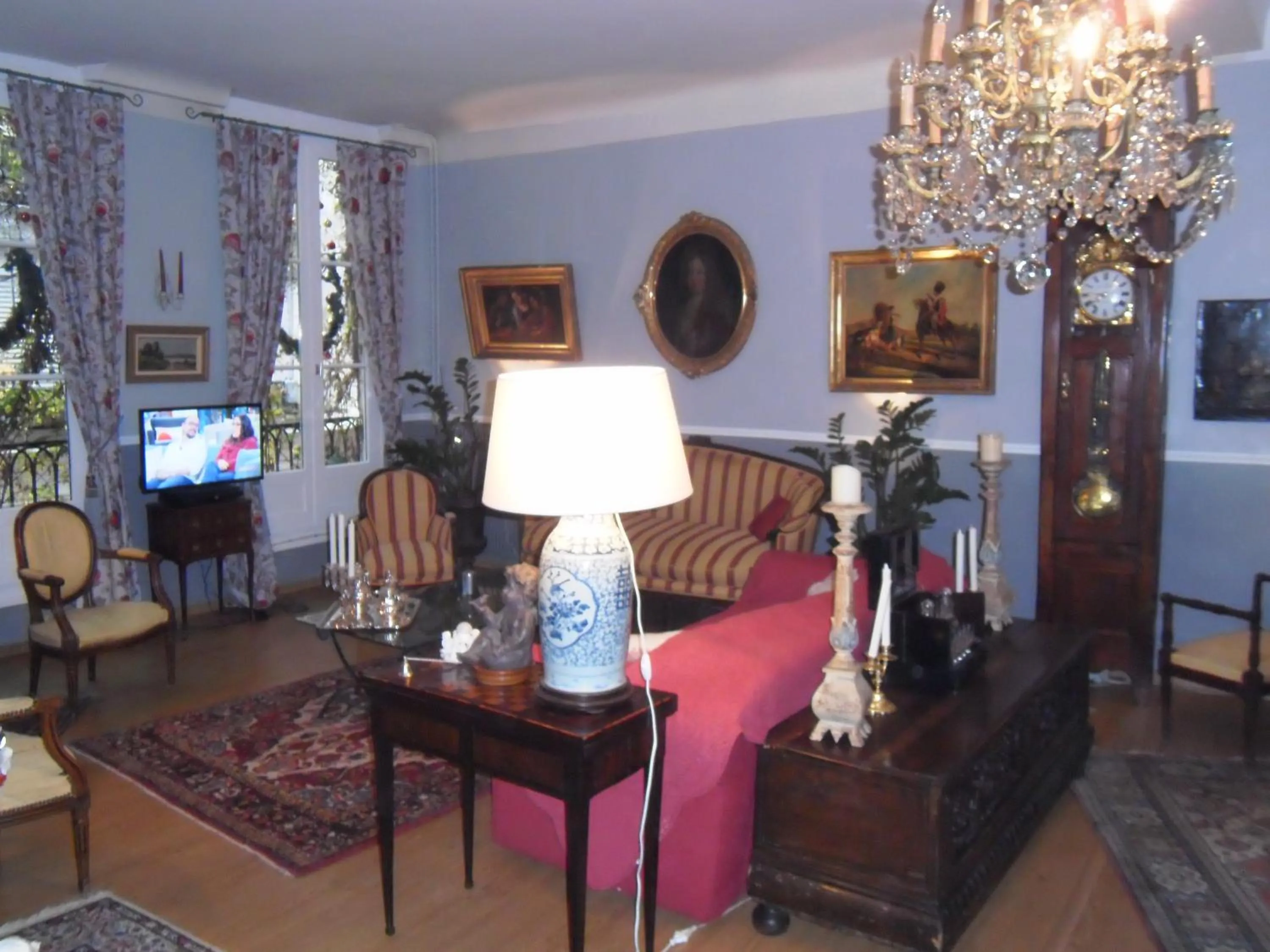 TV and multimedia in Hôtel des Arceaux