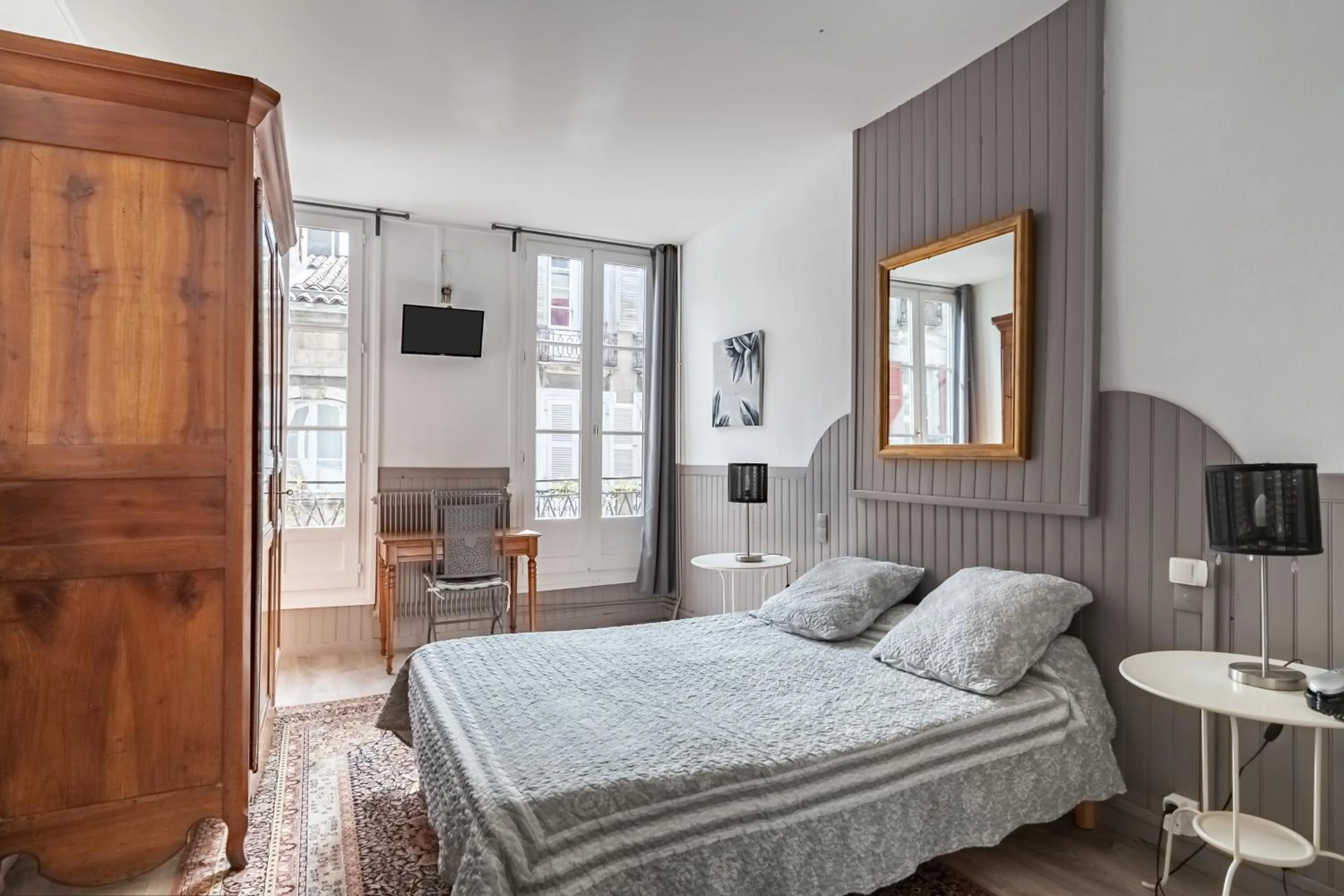 Bed in Hôtel des Arceaux