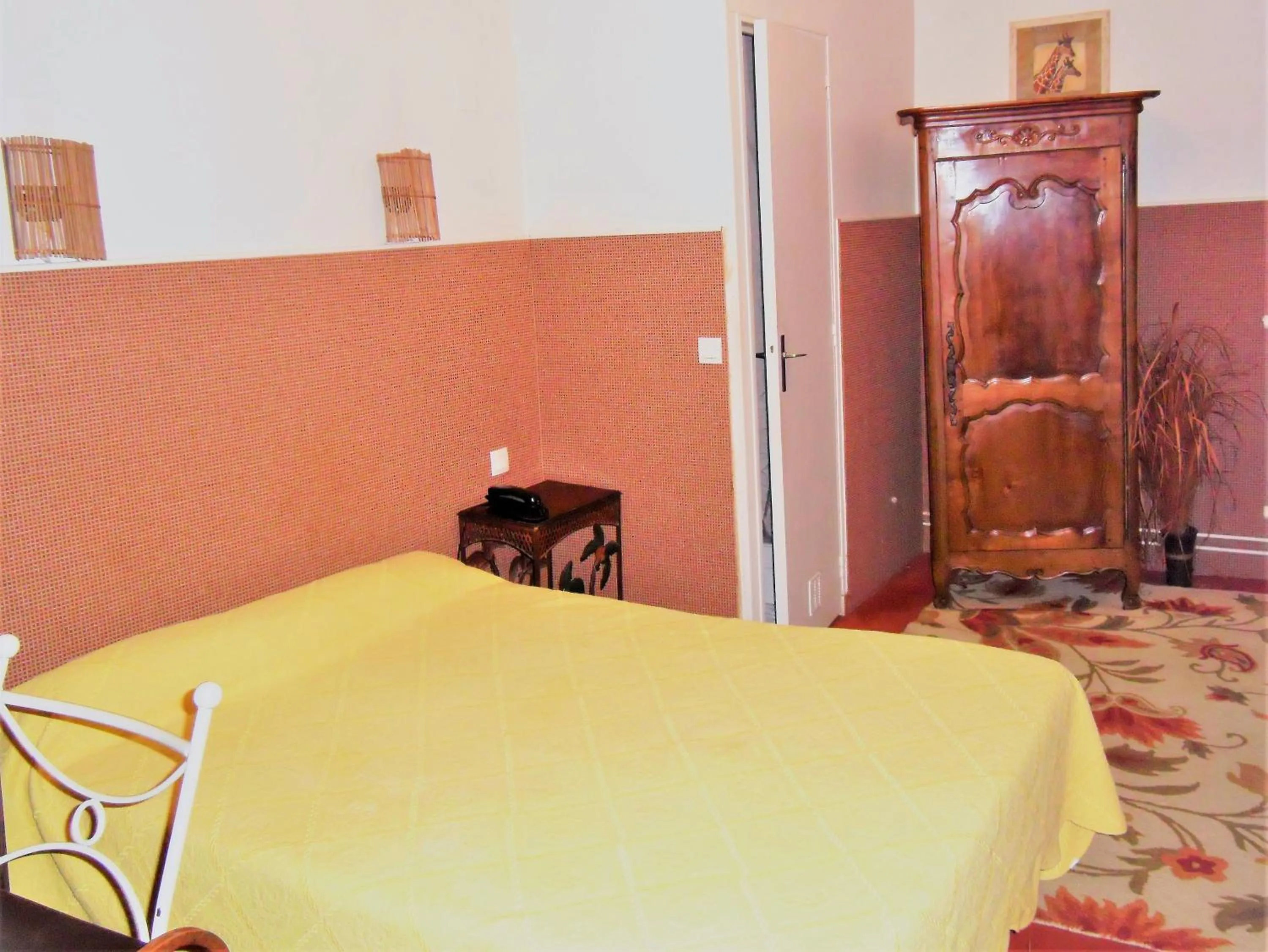 Bed in Hôtel des Arceaux