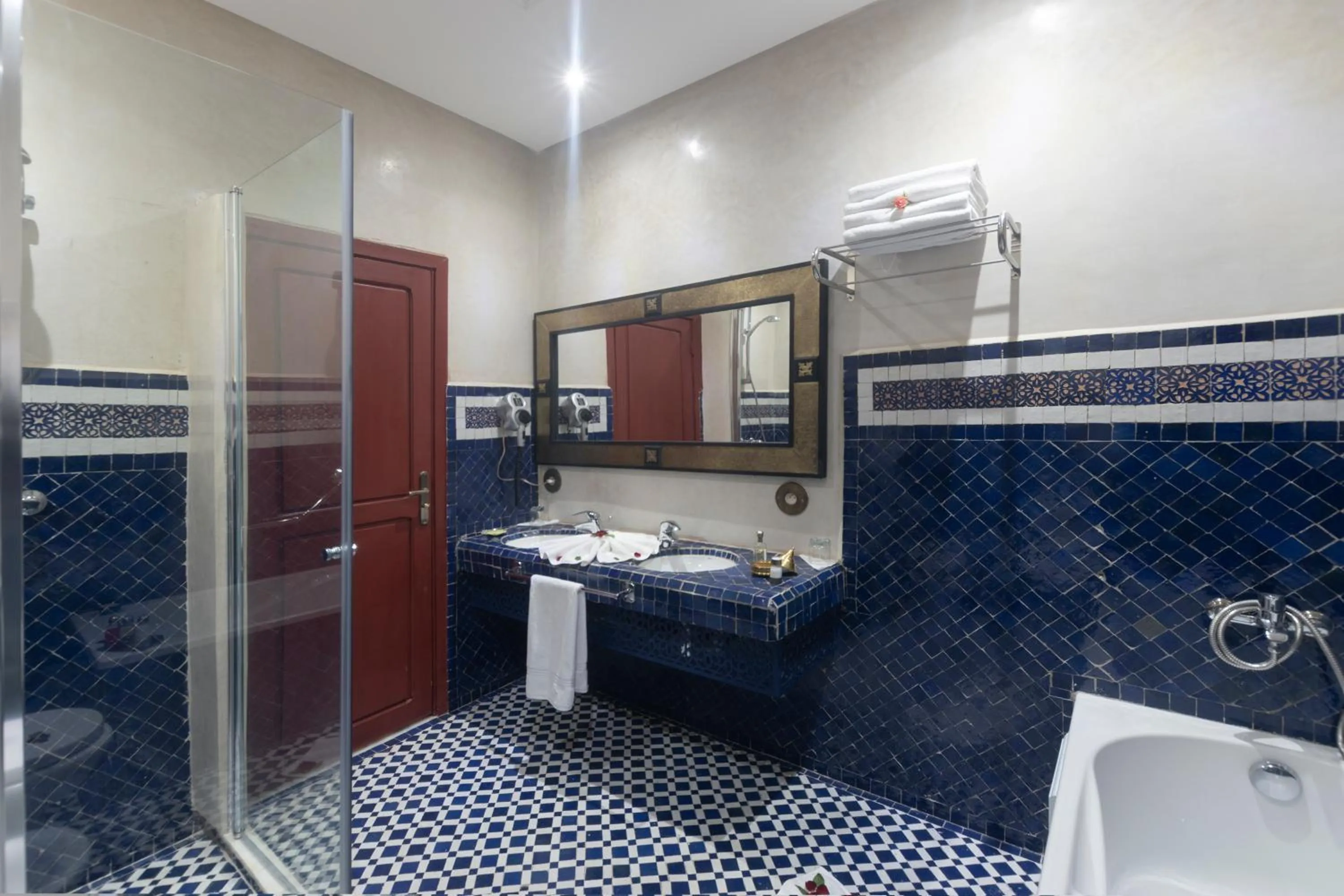 Shower in Palais Dar Si Aissa ALL-SUITES
