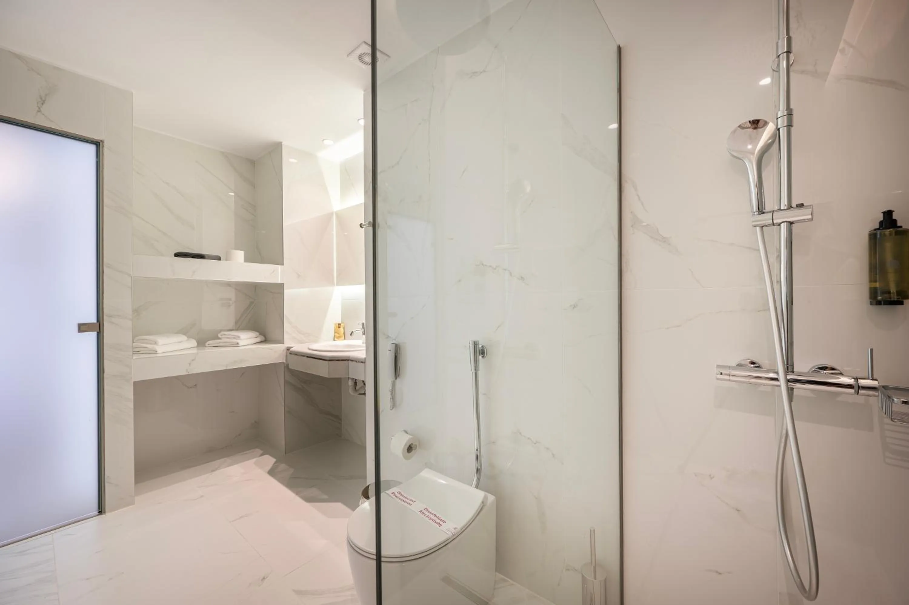 Shower in Athina Palace Resort & Spa