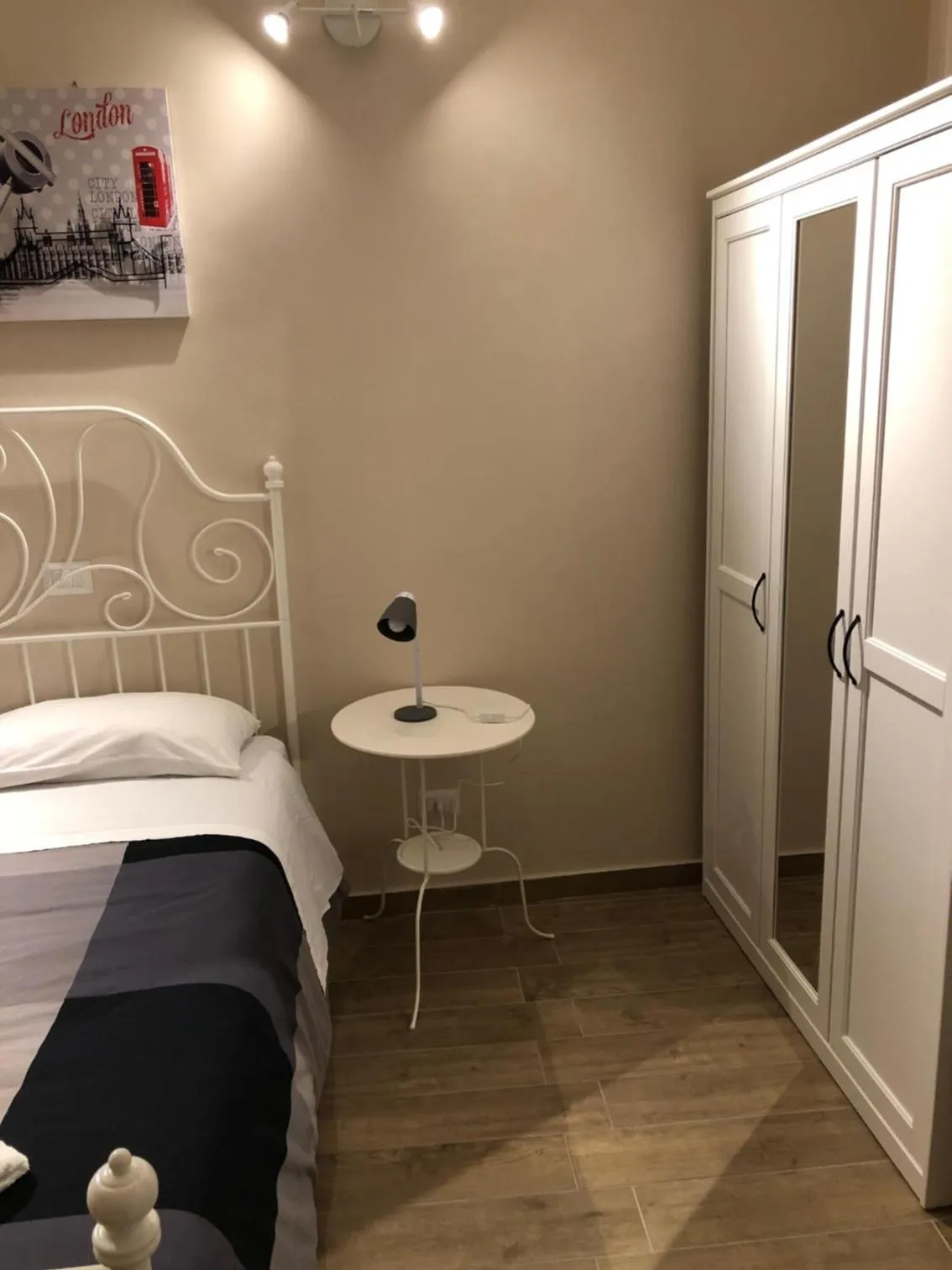 Decorative detail, Bed in Traiano guest house