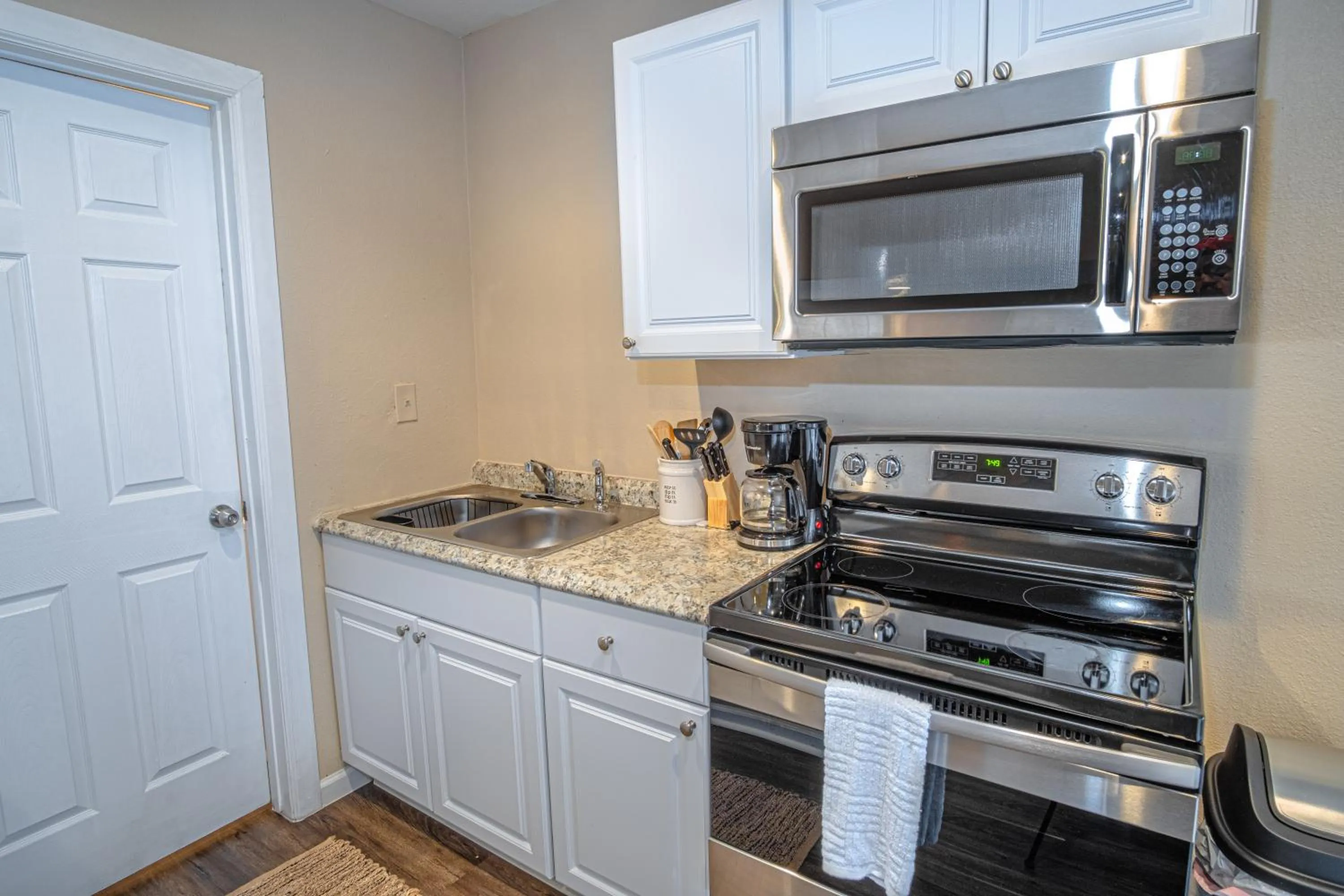 Kitchen or kitchenette in Houston St Guest house near Downtown/Military base