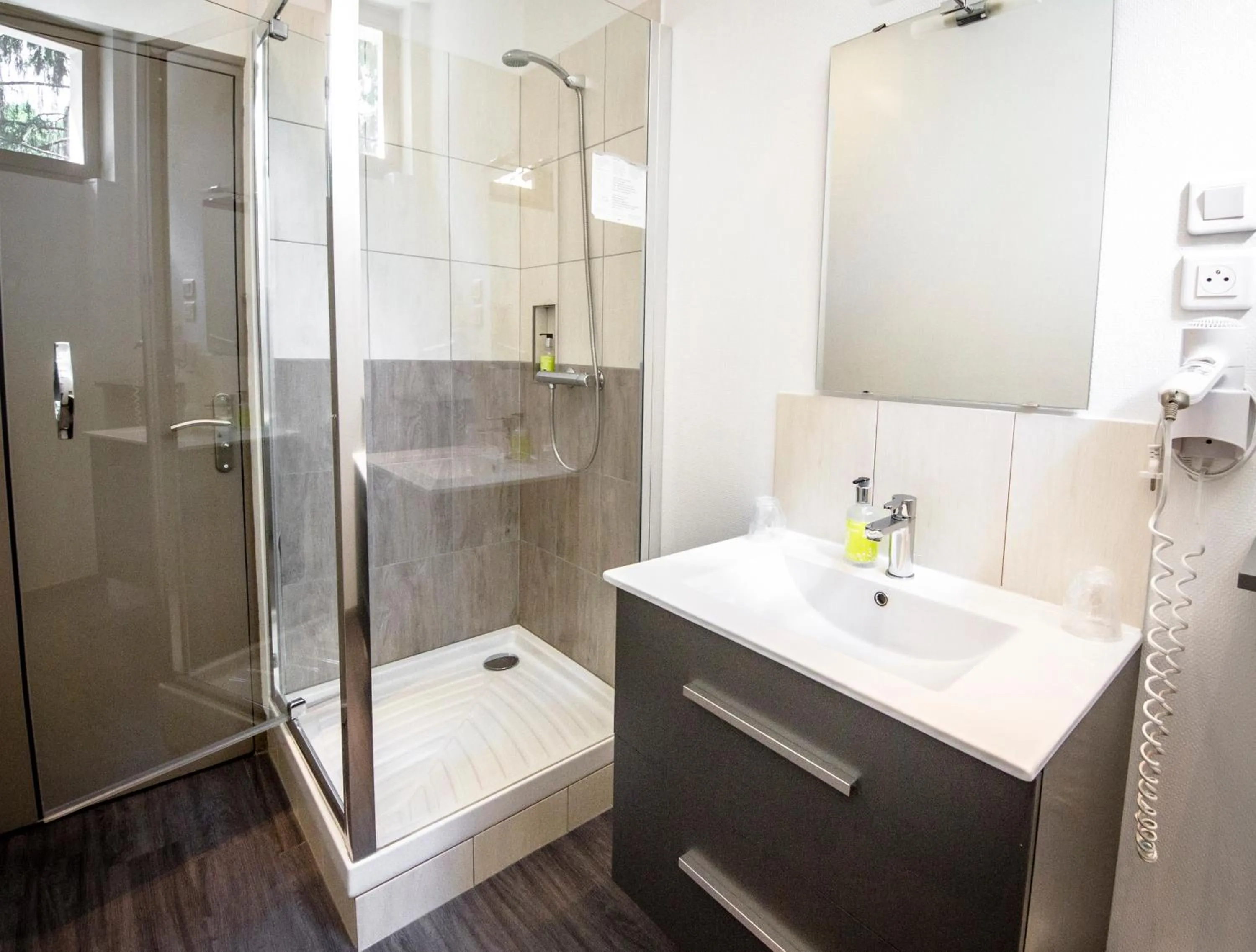 Shower in Hotel De La Pommeraie