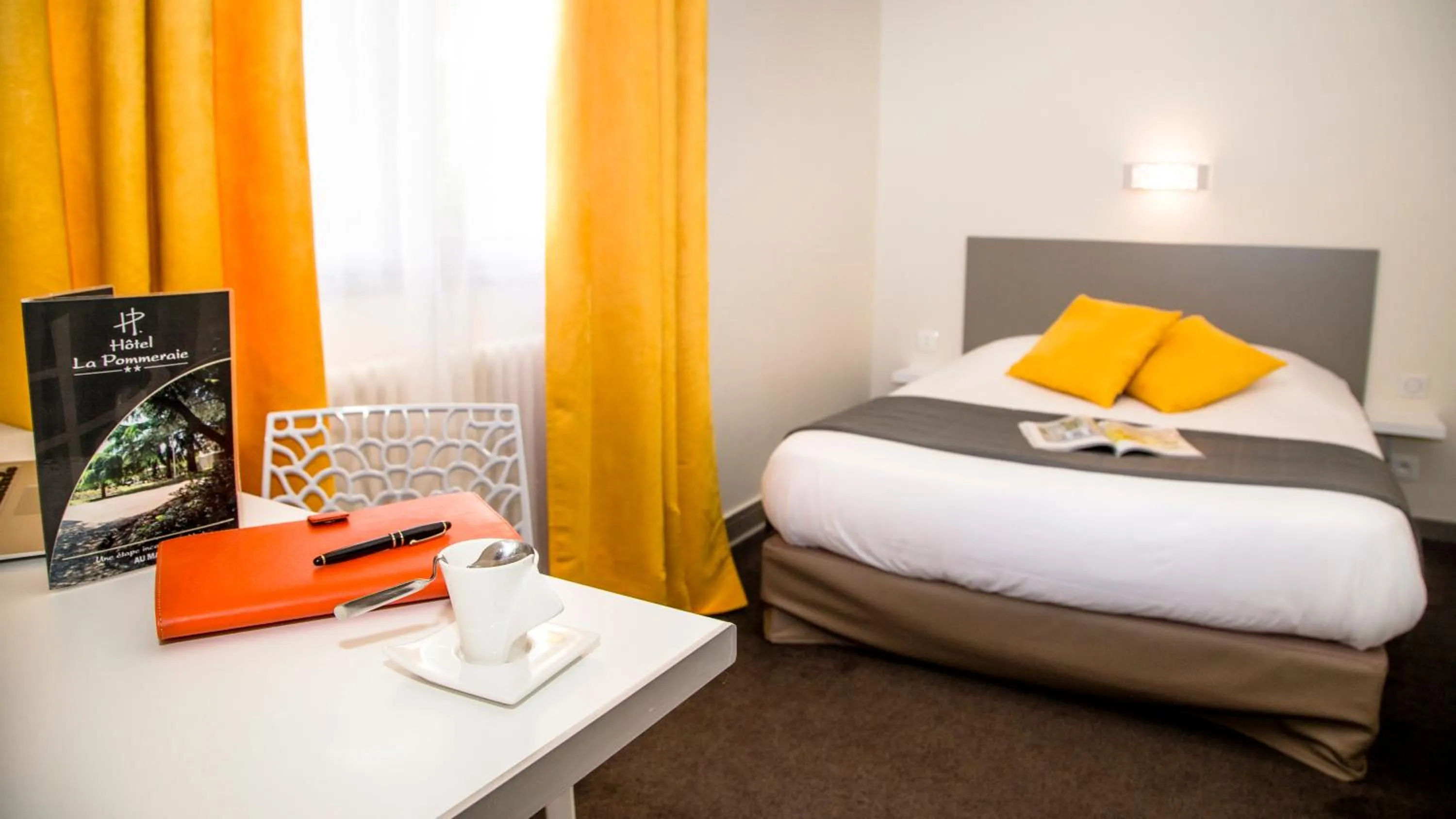 Photo of the whole room, Bed in Hotel De La Pommeraie