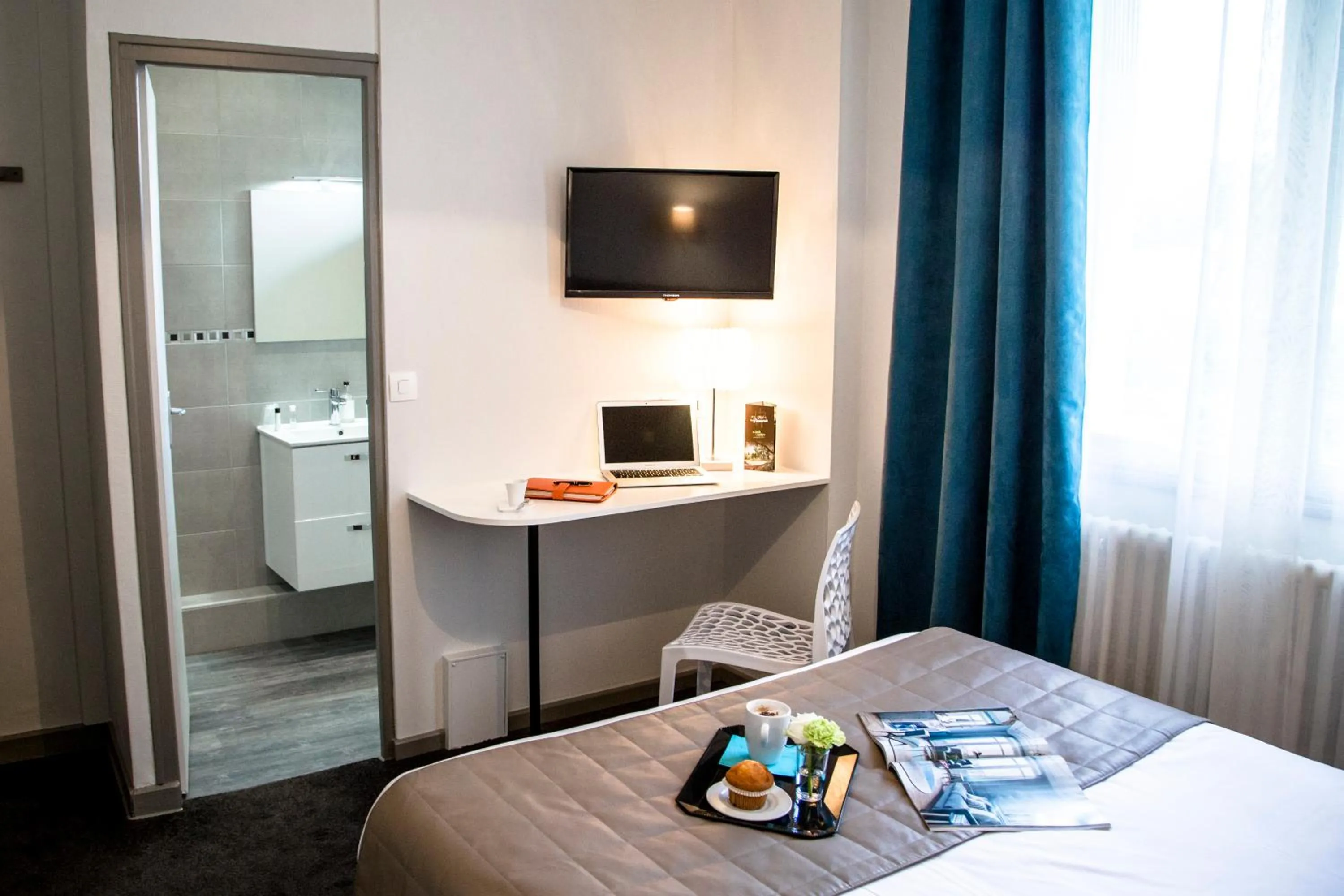 Photo of the whole room, Bed in Hotel De La Pommeraie