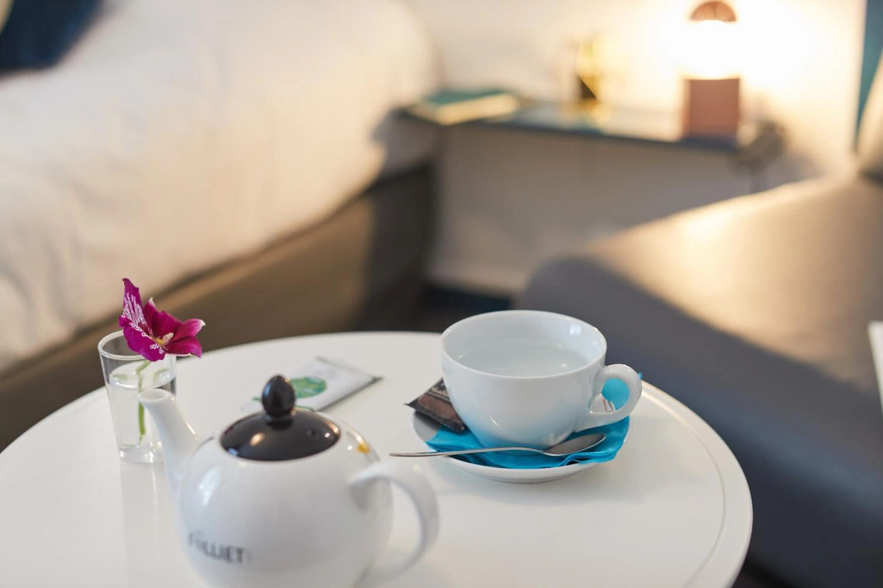 Drinks, Bed in Hotel De La Pommeraie