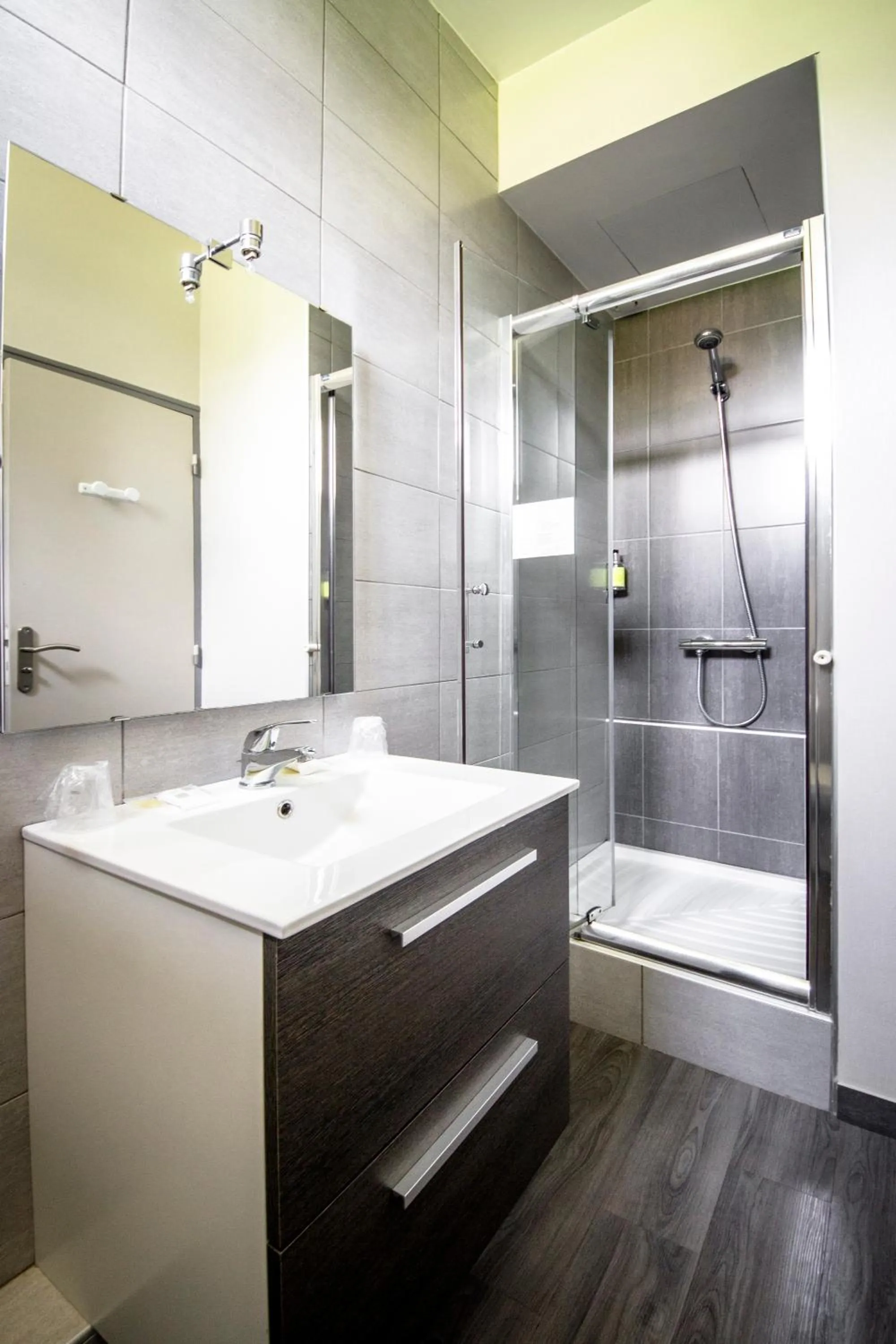 Shower in Hotel De La Pommeraie