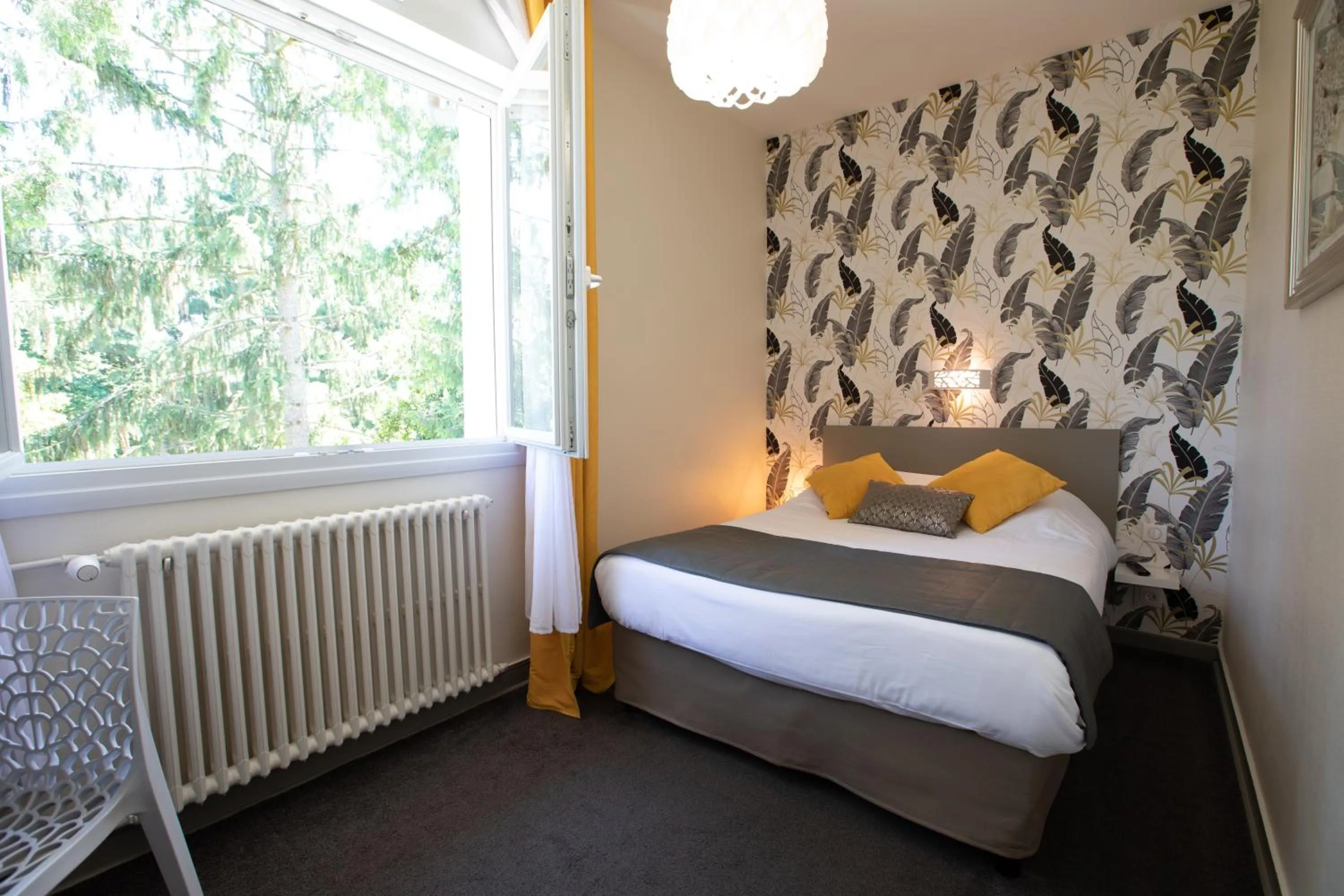 Photo of the whole room, Bed in Hotel De La Pommeraie