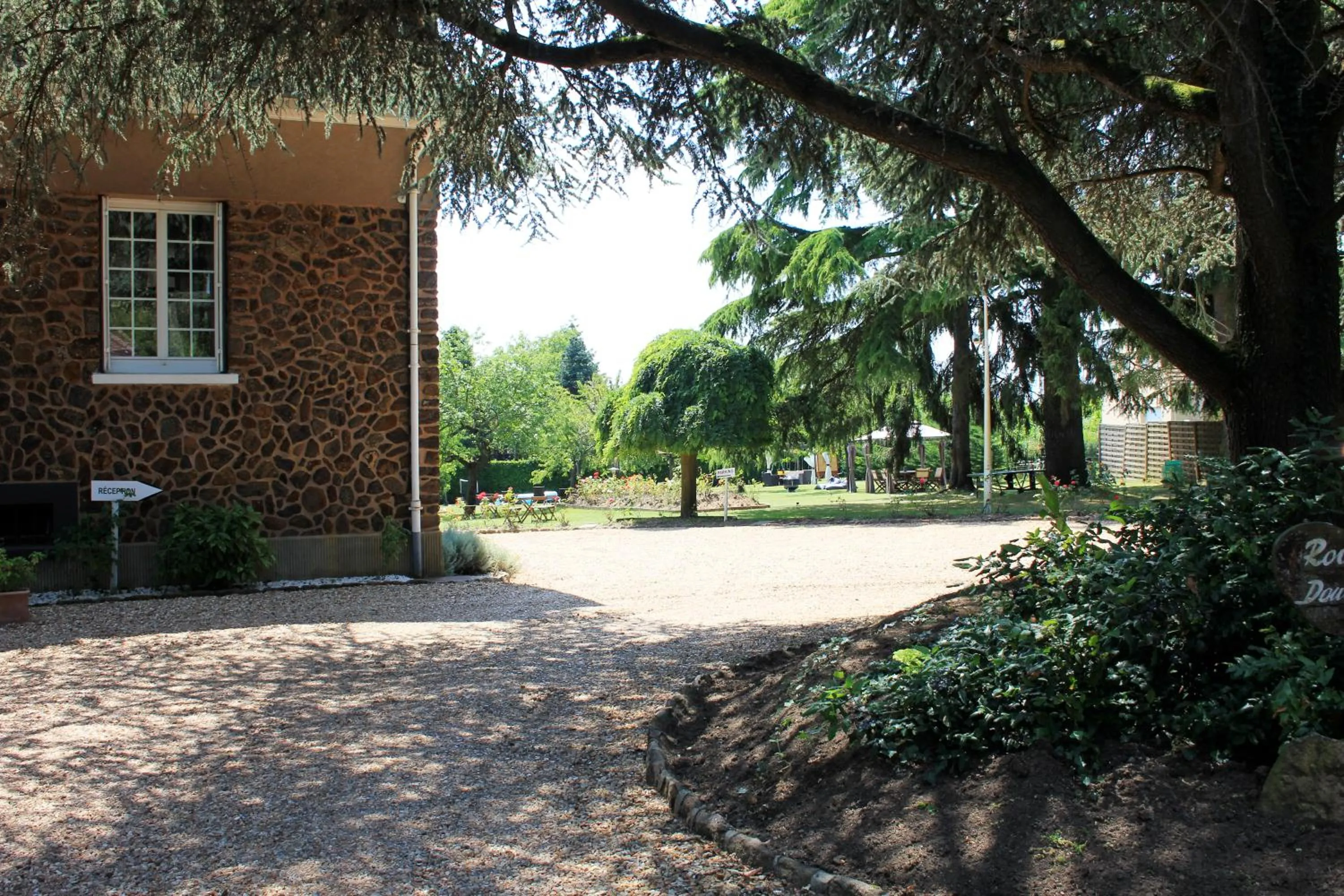 Facade/entrance in Hotel De La Pommeraie