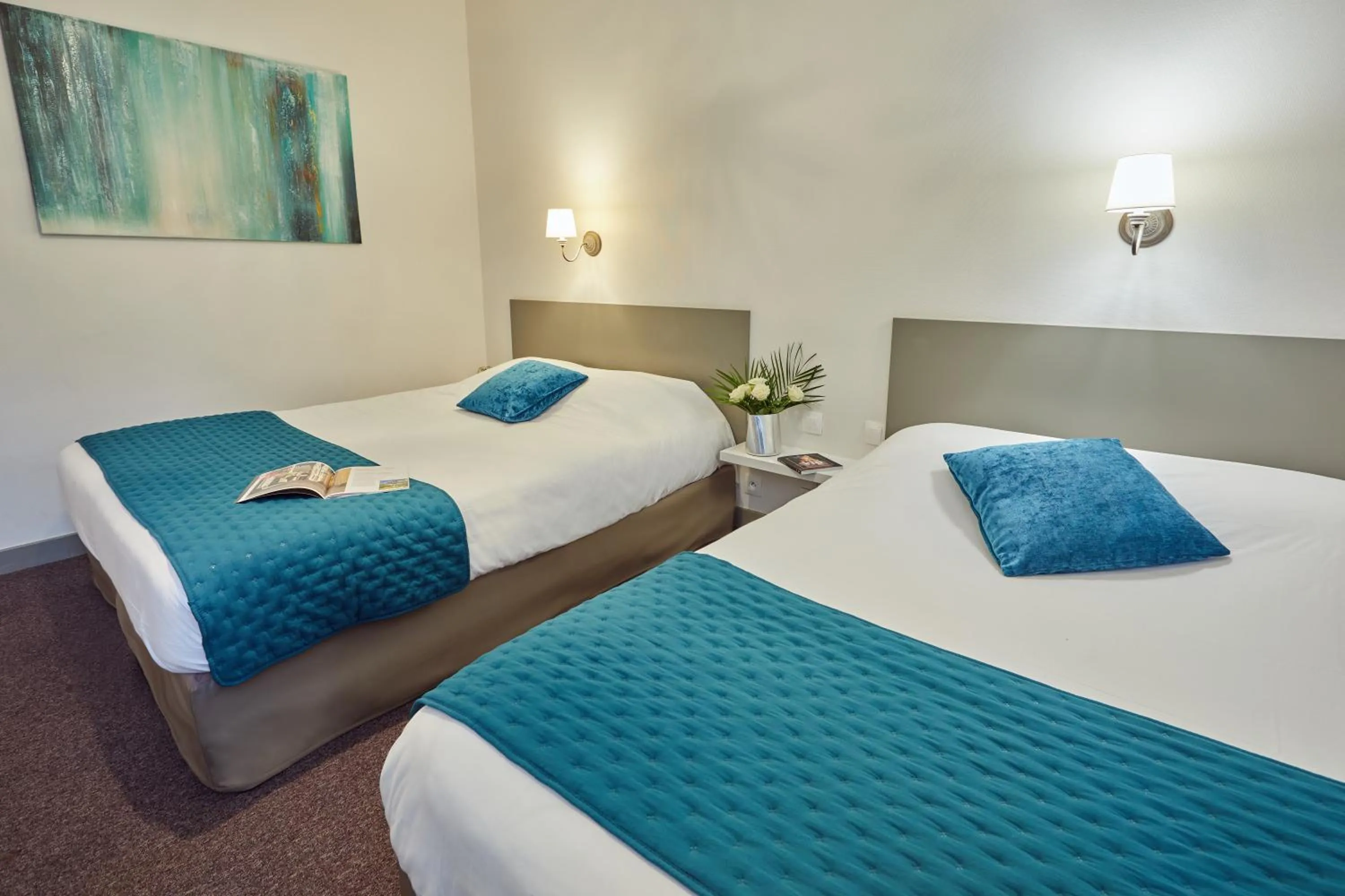 Property building, Bed in Hotel De La Pommeraie