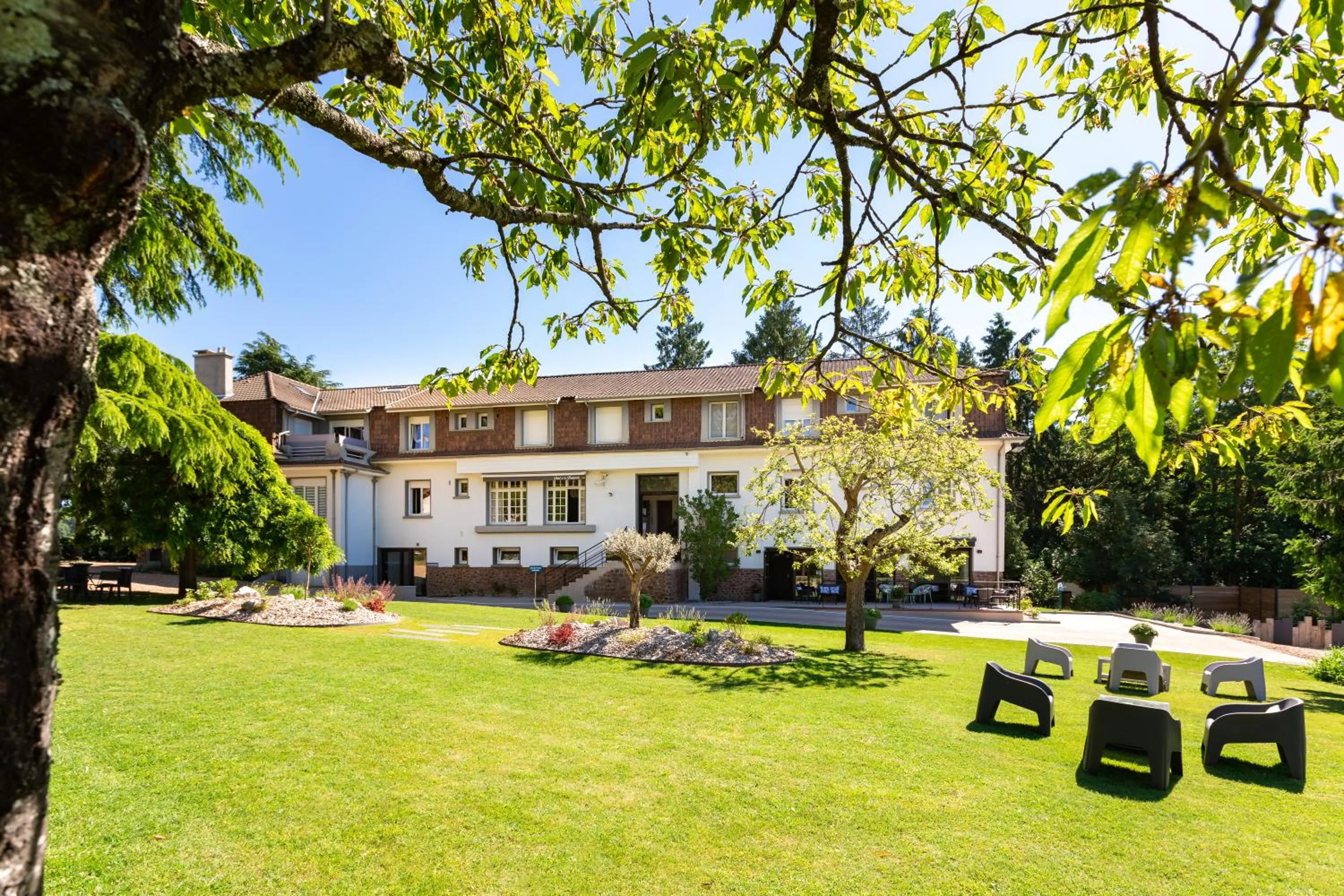 Property building in Hotel De La Pommeraie