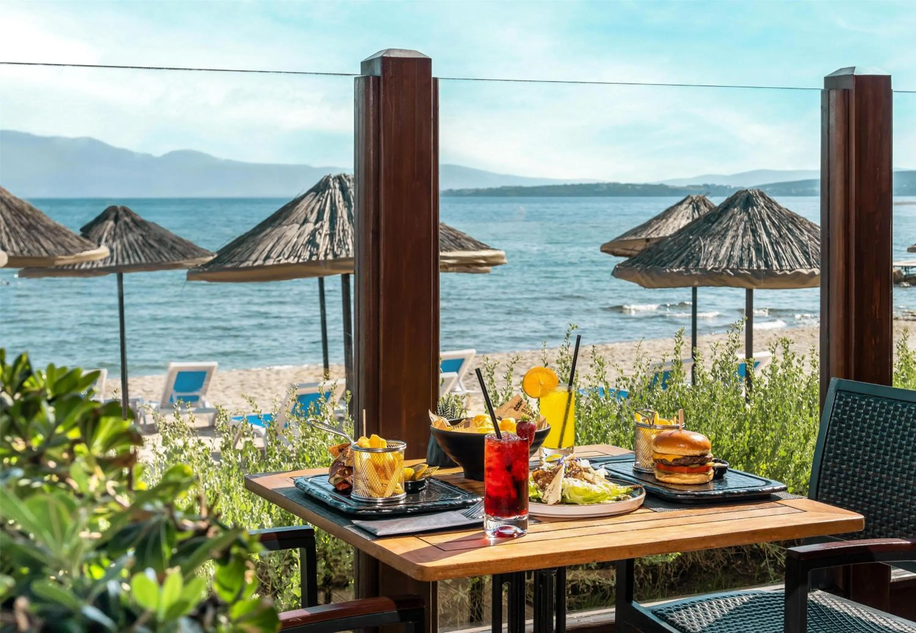 Lounge or bar in Radisson Blu Resort & Spa Cesme