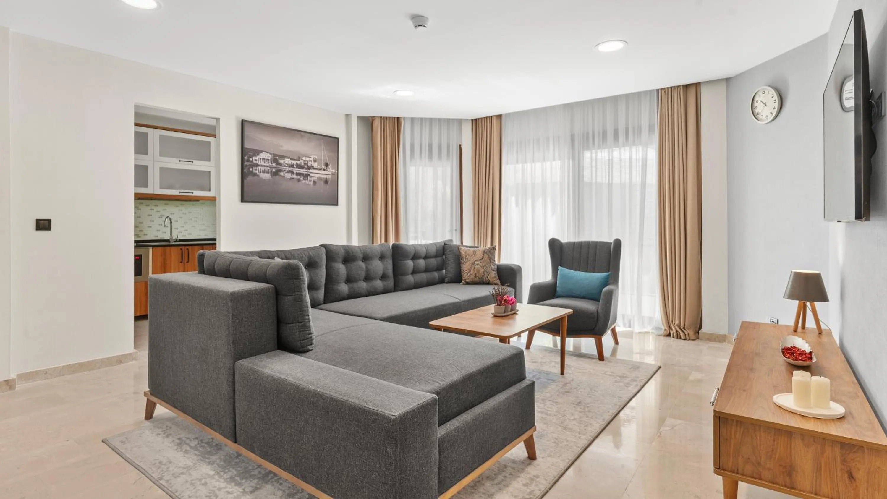 Communal lounge/ TV room in Radisson Blu Resort & Spa Cesme