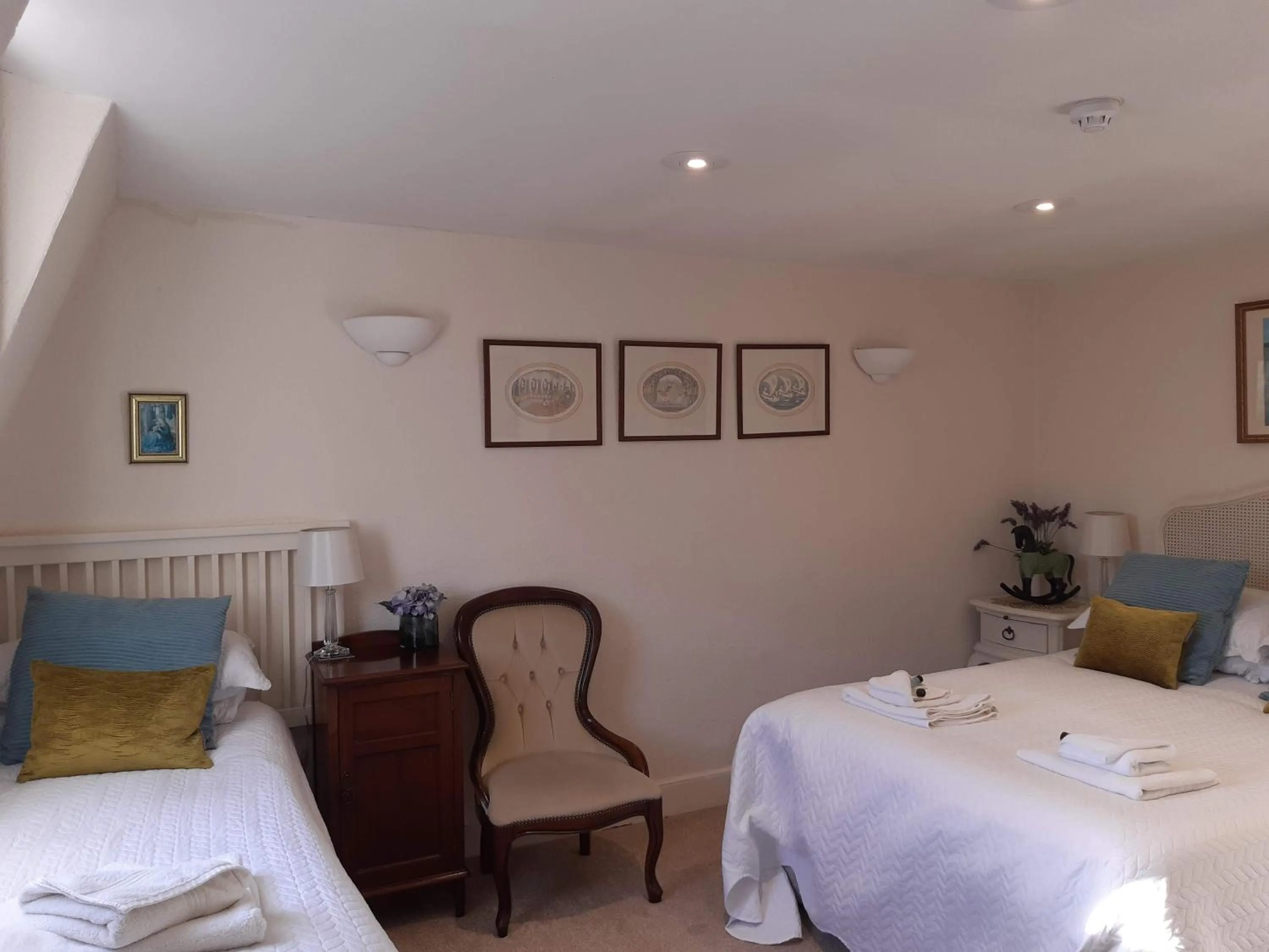 Photo of the whole room, Bed in Brocks