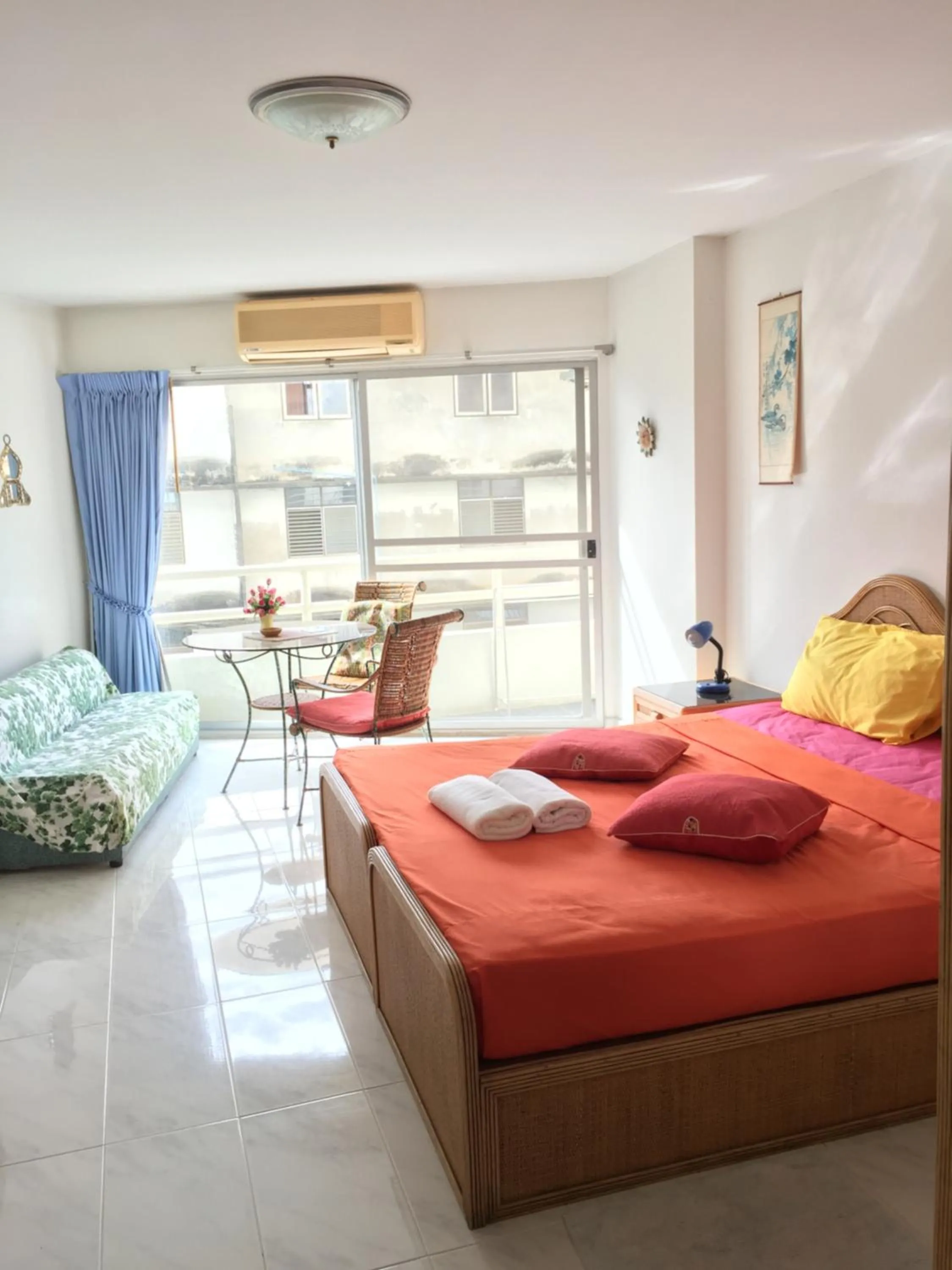 Photo of the whole room, Bed in B&B view talay 1 jomtien pattaya