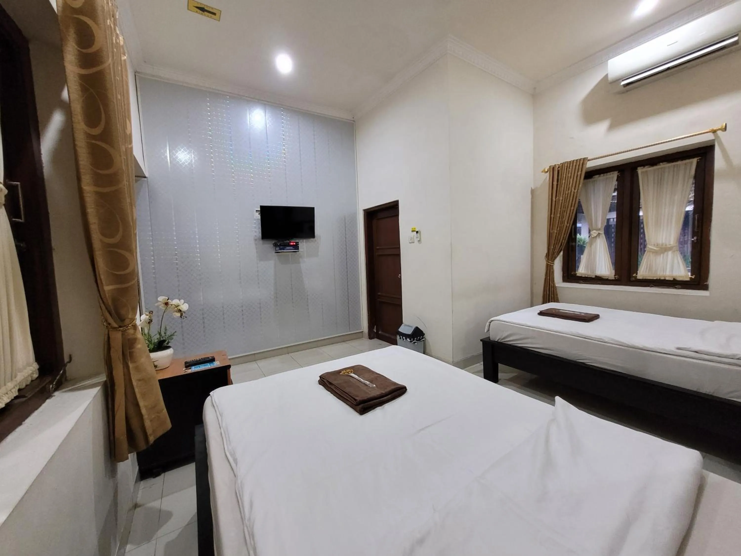 TV and multimedia in Ndalem Katong Guest House Ponorogo