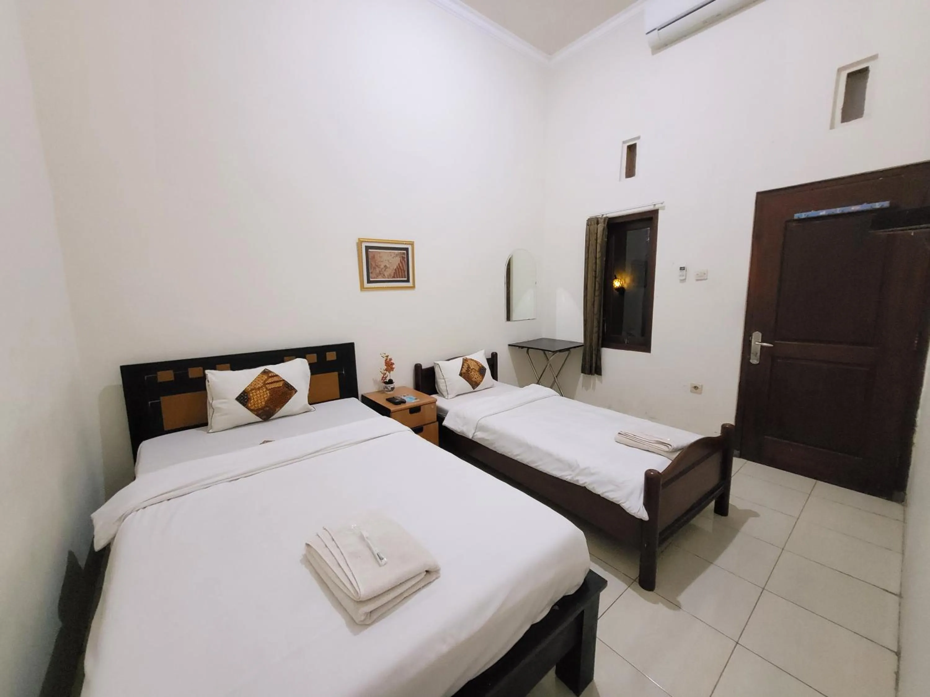 Photo of the whole room in Ndalem Katong Guest House Ponorogo