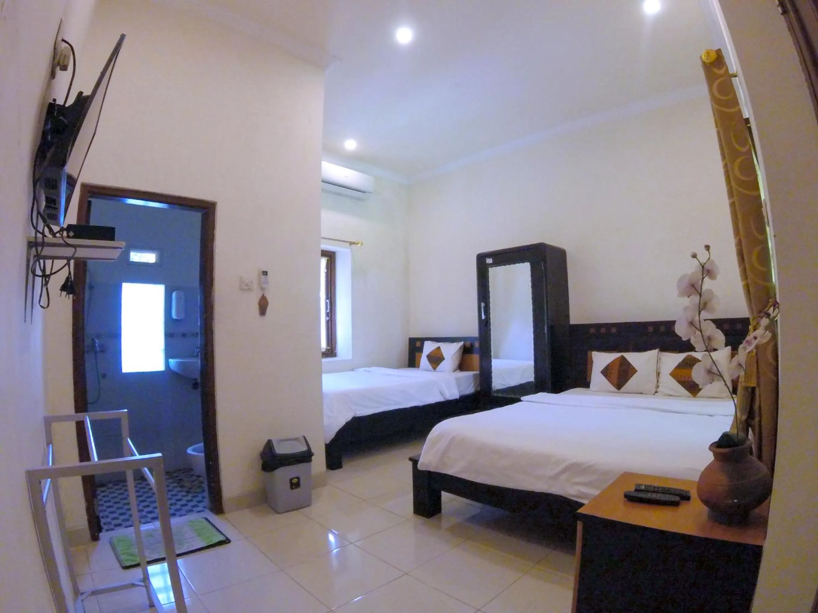 Photo of the whole room in Ndalem Katong Guest House Ponorogo
