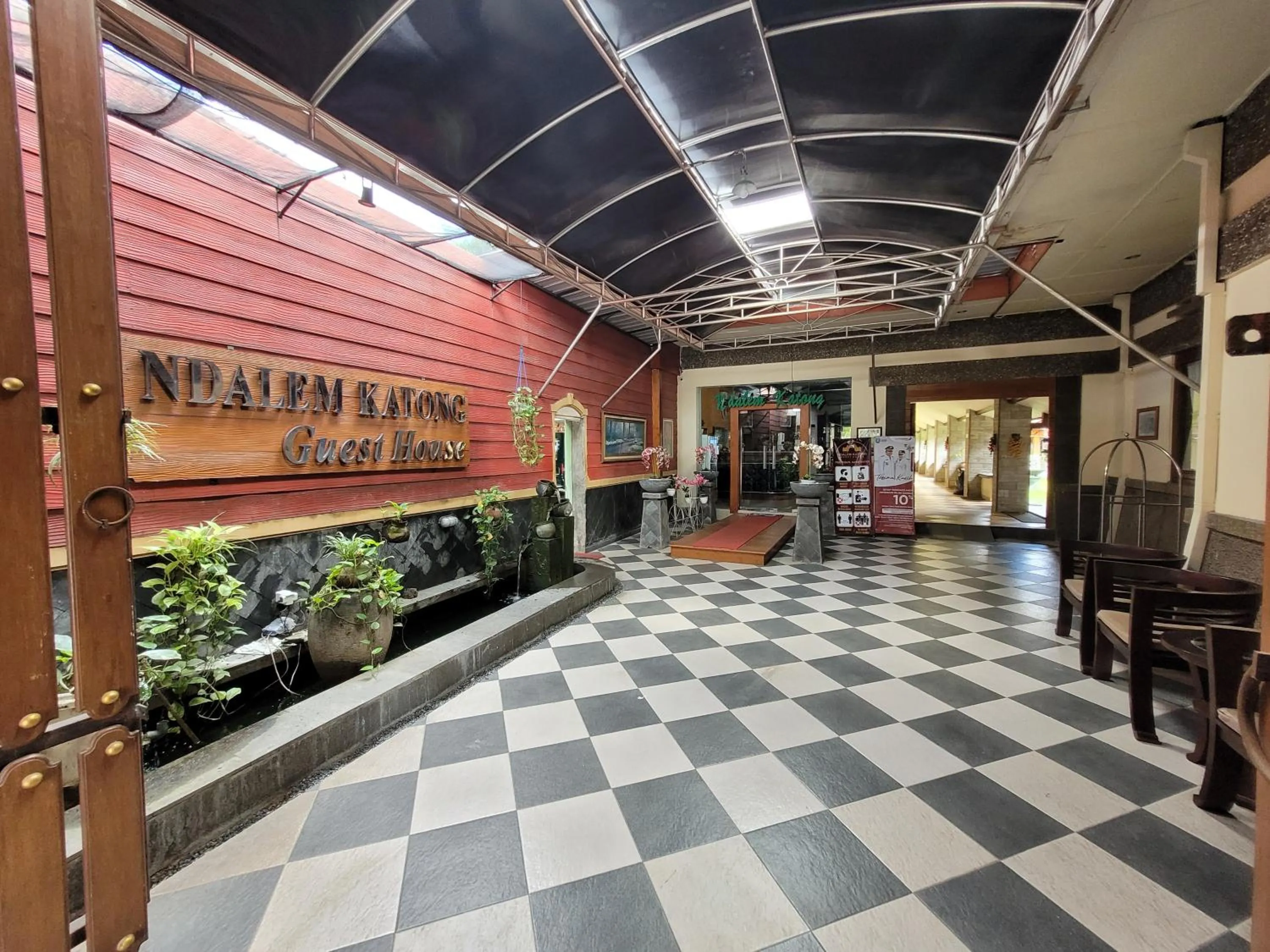 Facade/entrance in Ndalem Katong Guest House Ponorogo