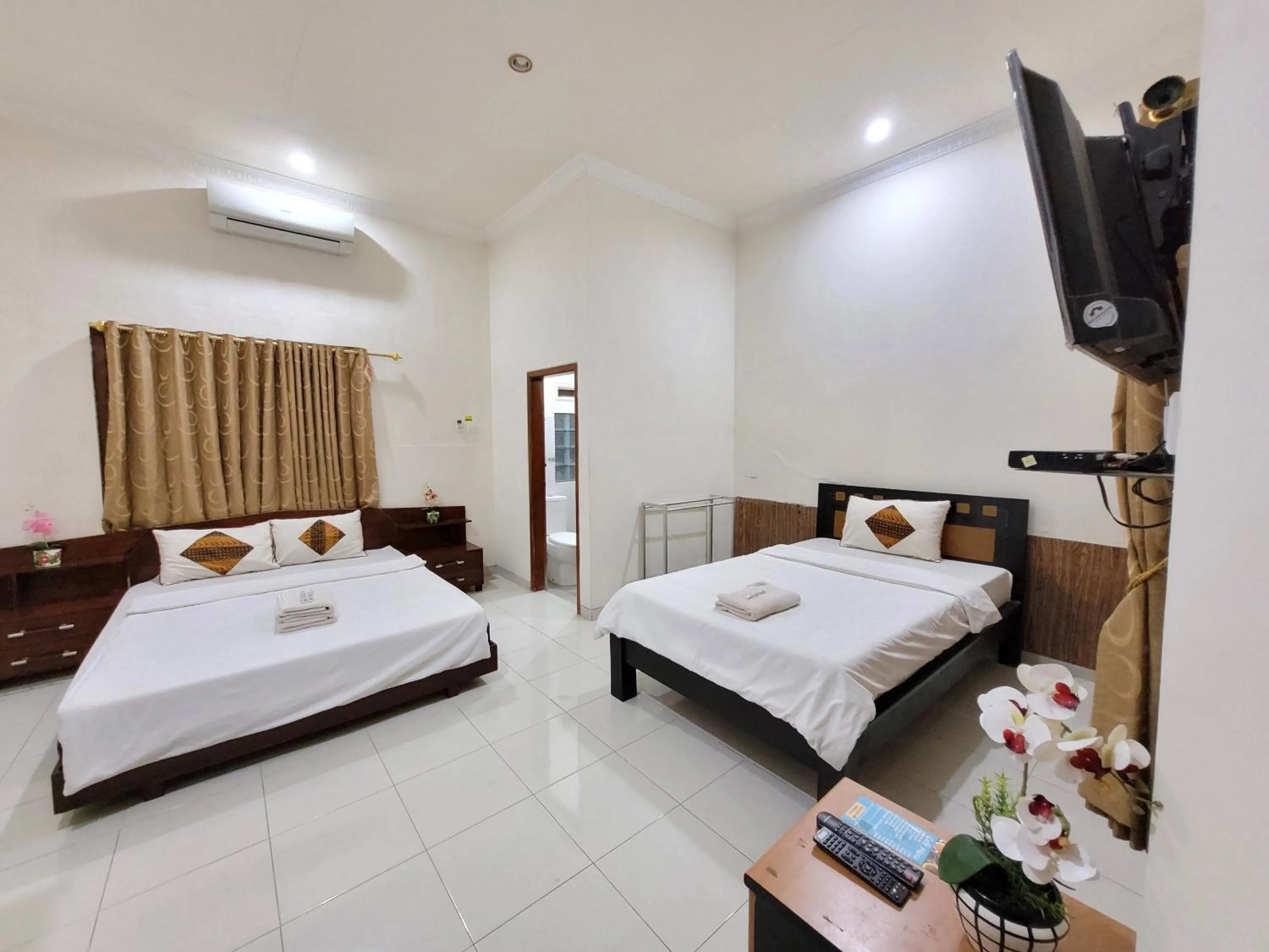 Photo of the whole room in Ndalem Katong Guest House Ponorogo
