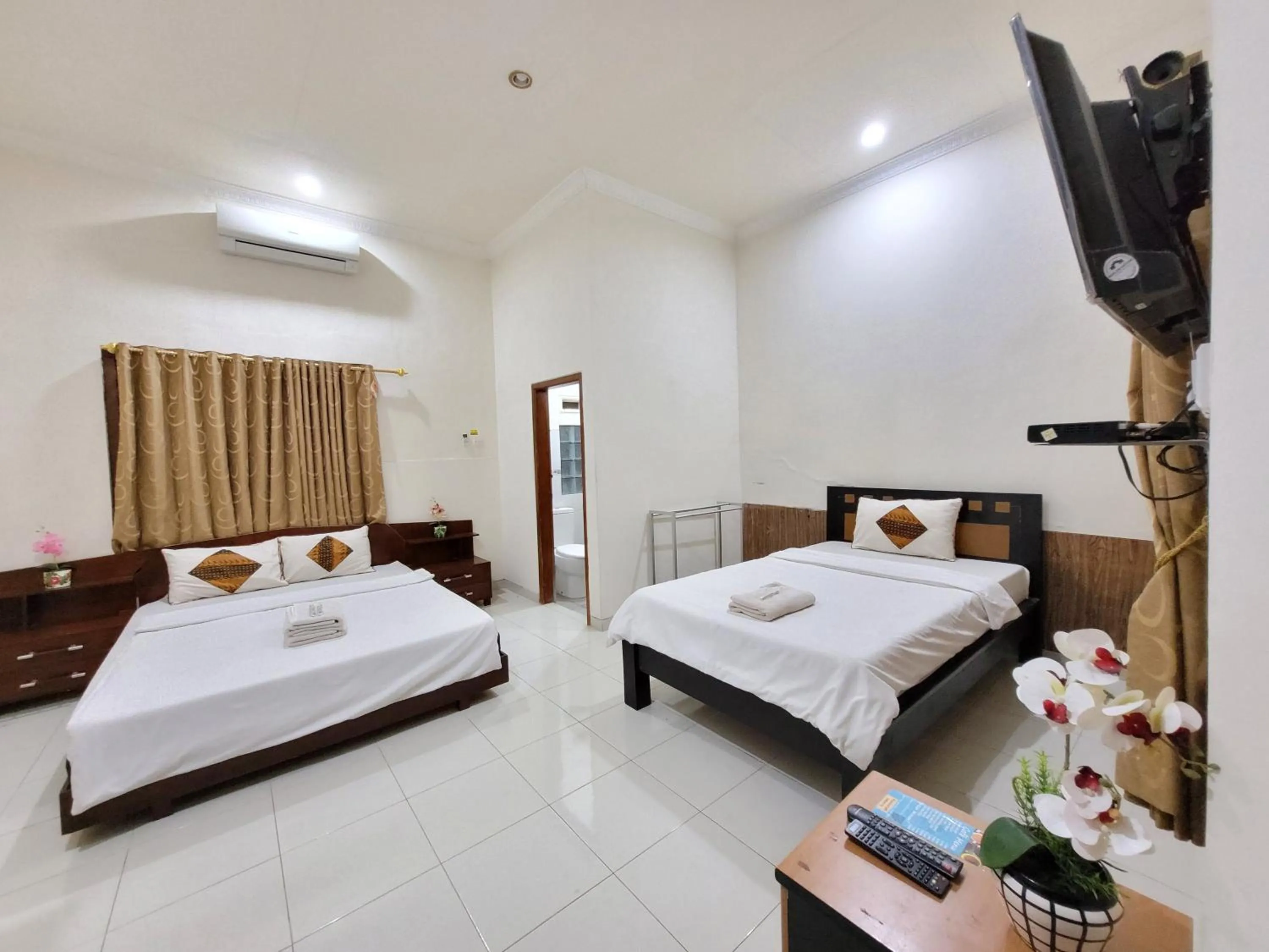 Photo of the whole room in Ndalem Katong Guest House Ponorogo