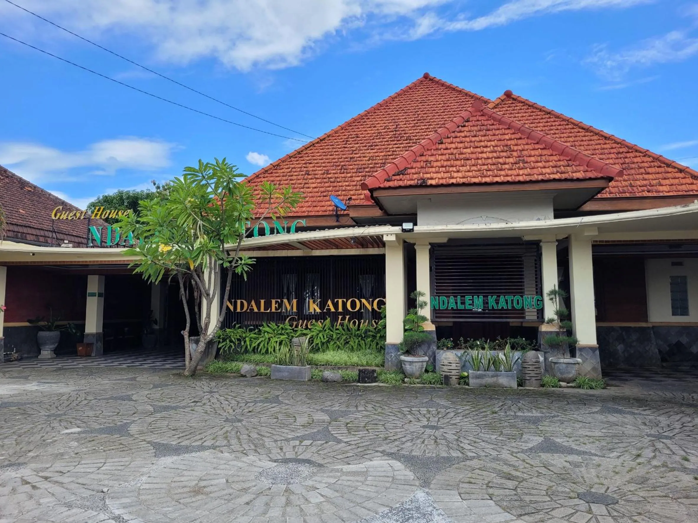 Facade/entrance in Ndalem Katong Guest House Ponorogo
