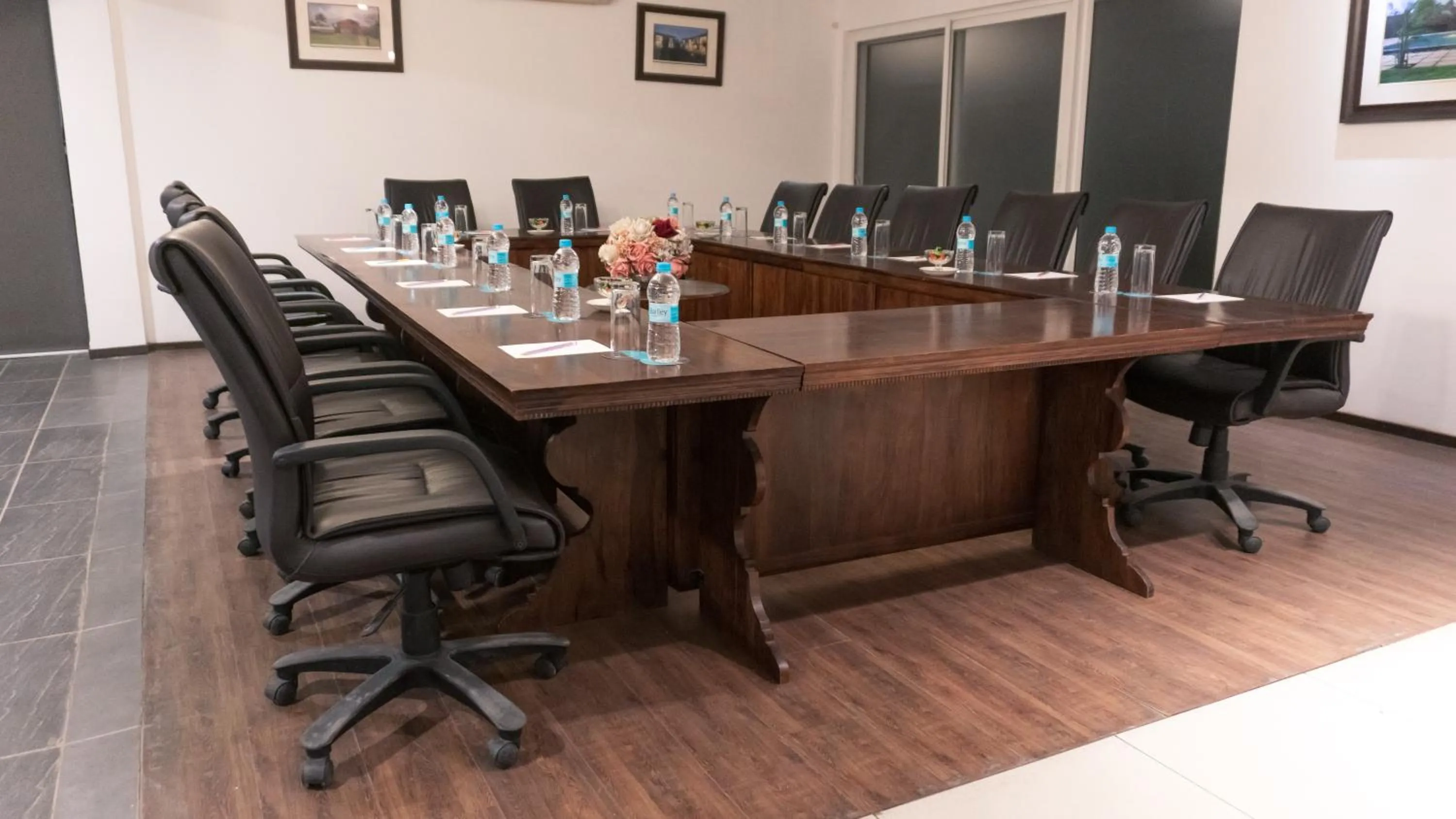 Business facilities in Amatra By The Ganges