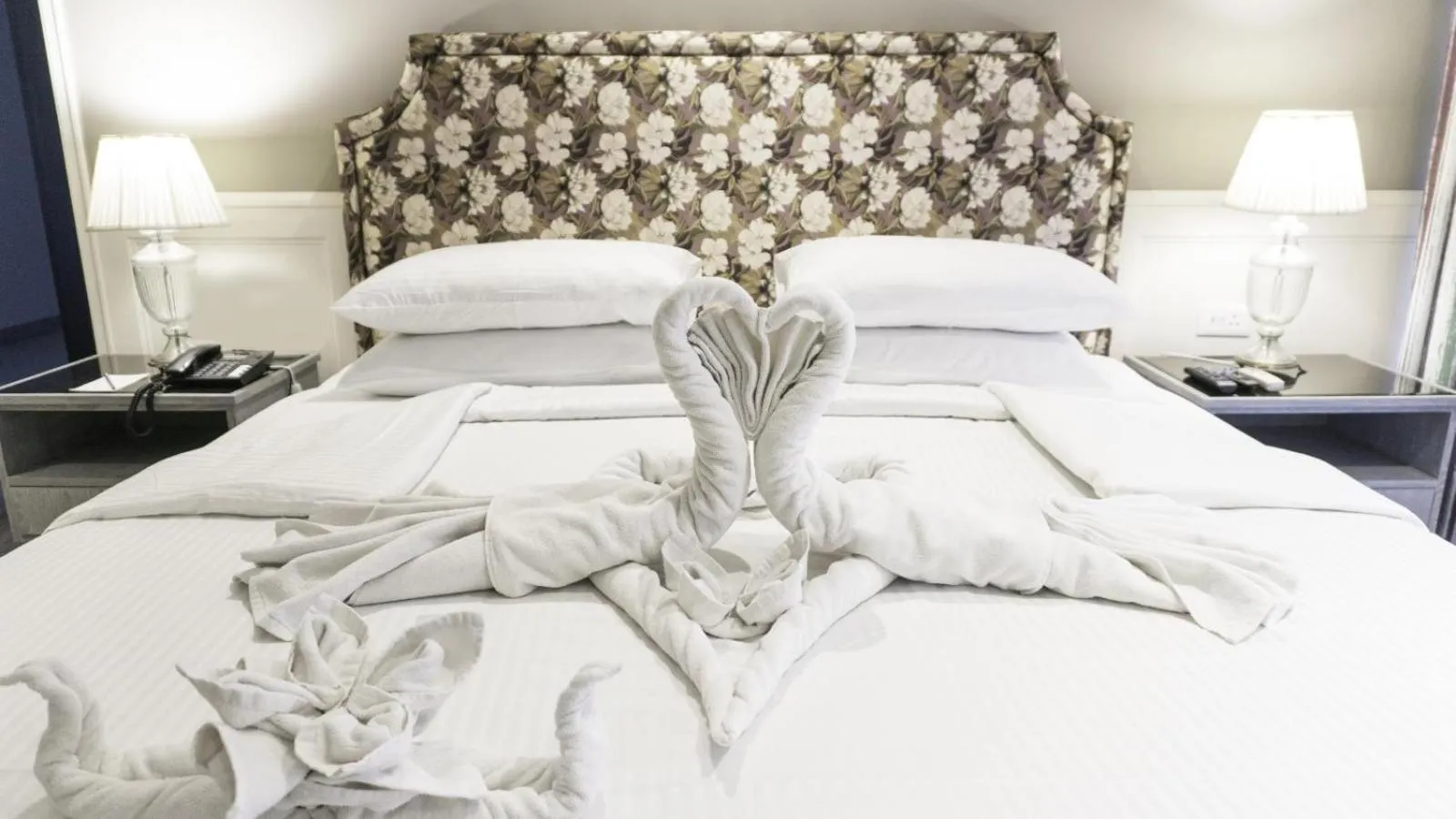 Bed in Amatra By The Ganges