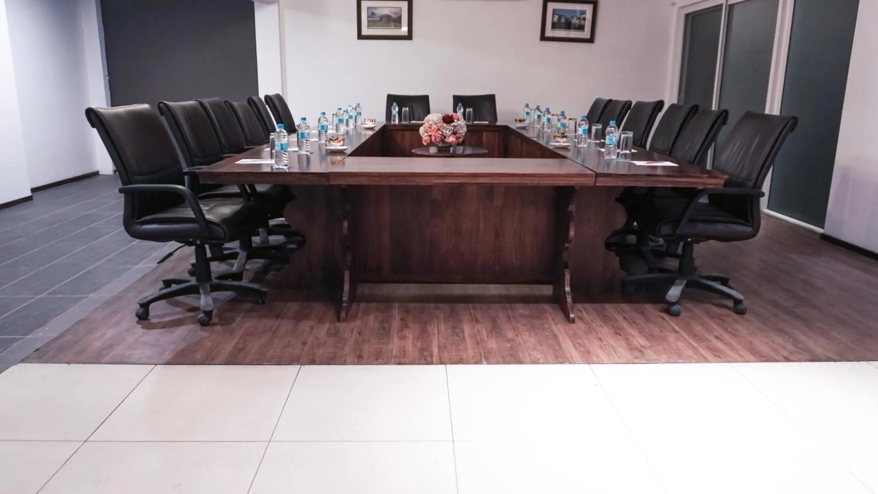 Business facilities in Amatra By The Ganges