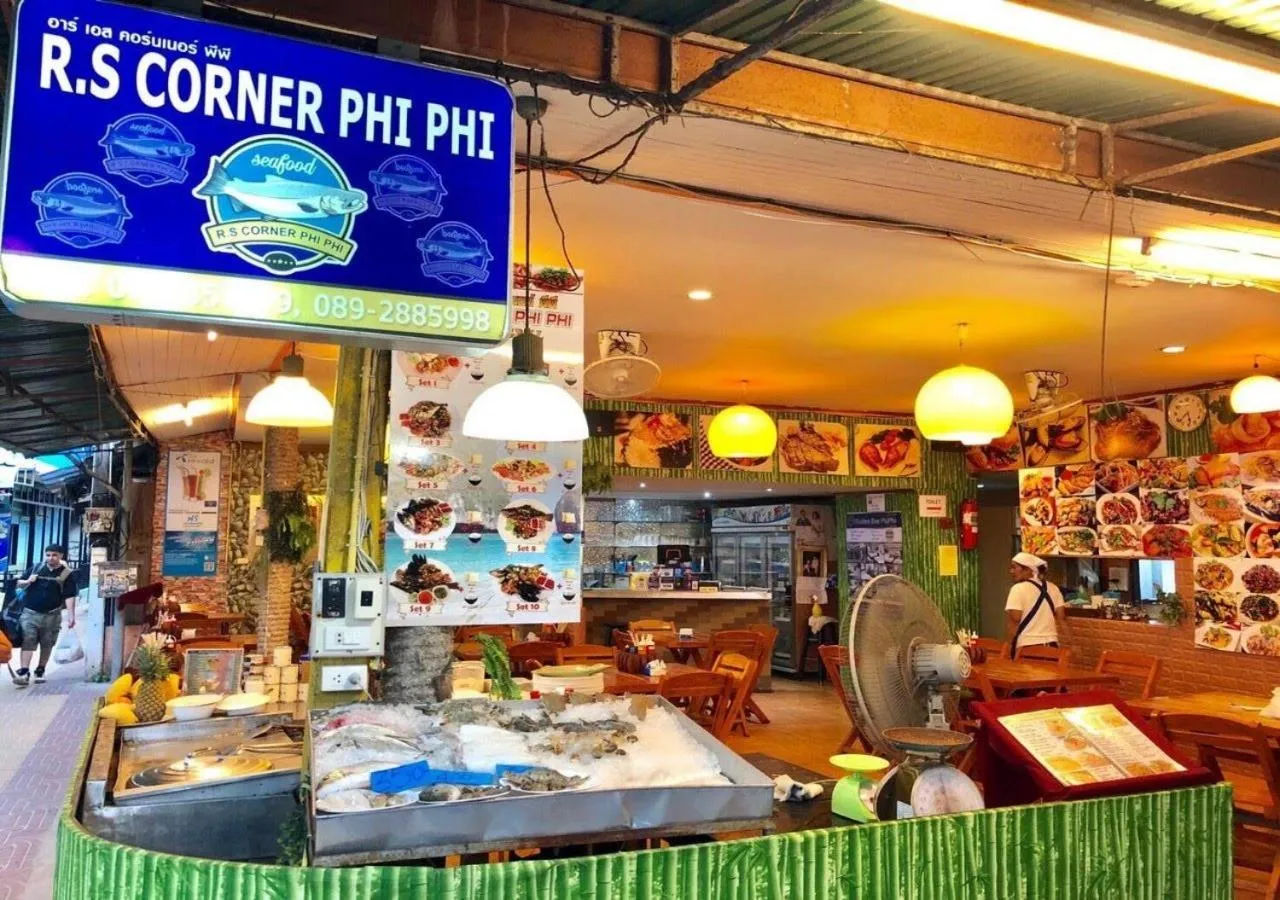 Restaurant/places to eat in Golden Bee PhiPhi