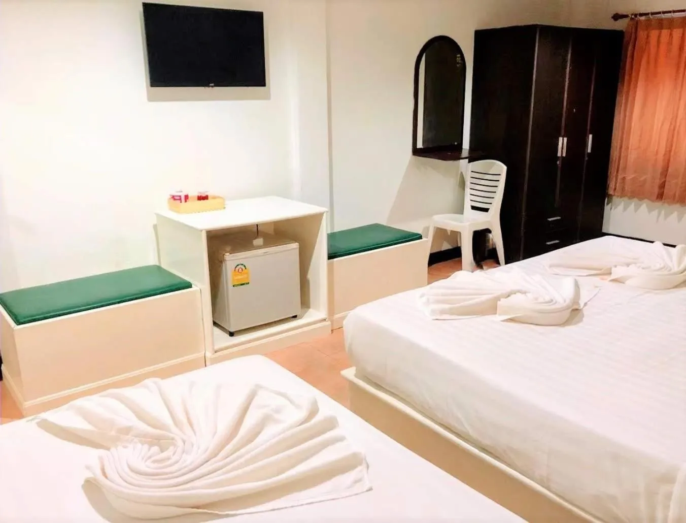 Photo of the whole room, Bed in Golden Bee PhiPhi