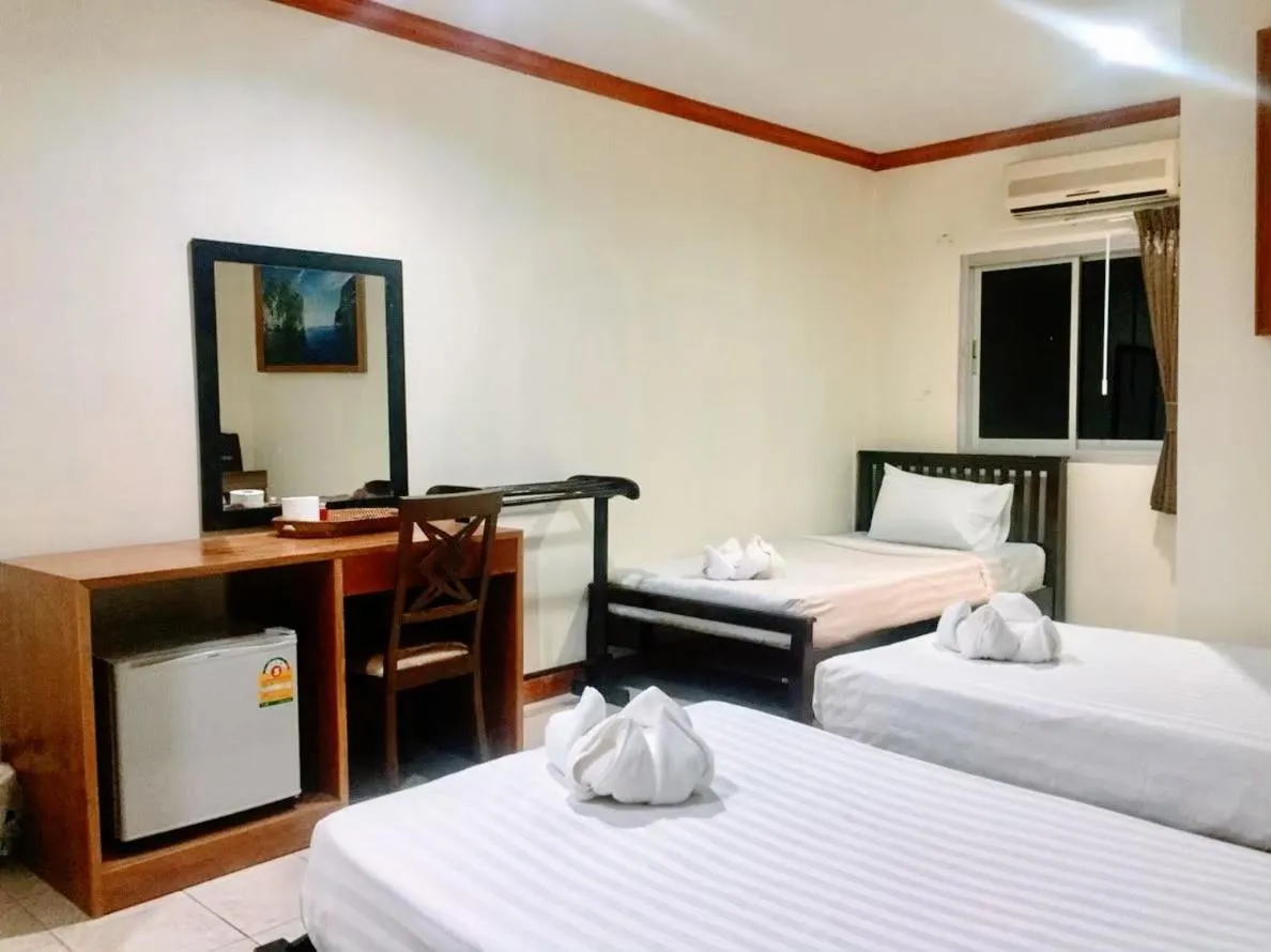 Photo of the whole room, Bed in Golden Bee PhiPhi