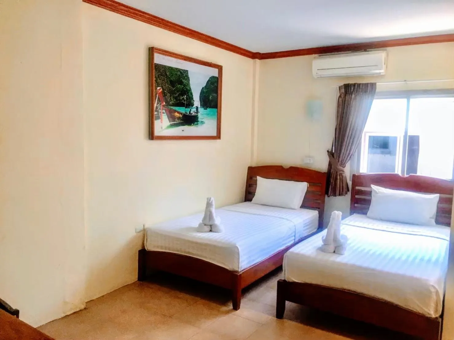 Photo of the whole room, Bed in Golden Bee PhiPhi