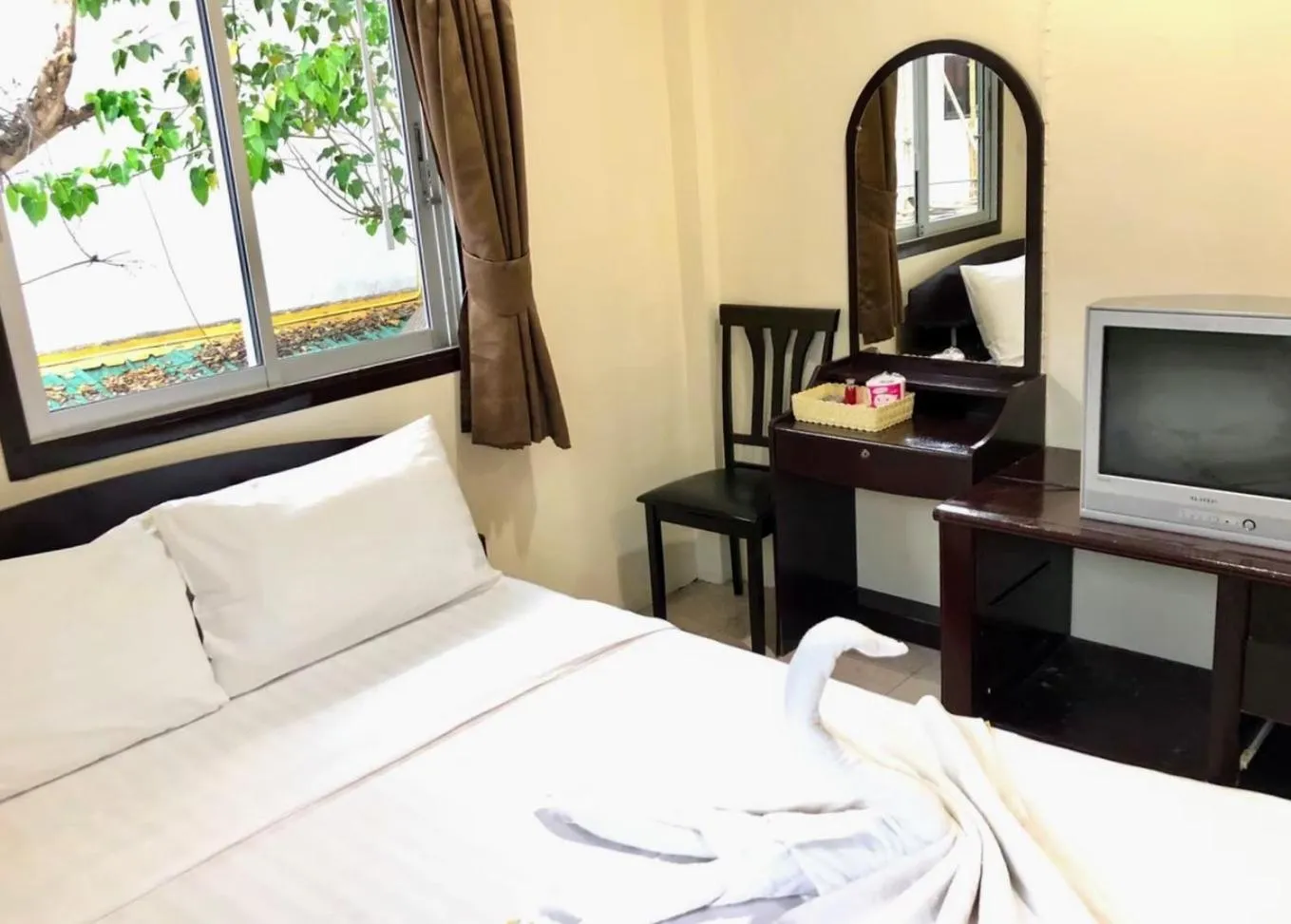 Photo of the whole room, Bed in Golden Bee PhiPhi